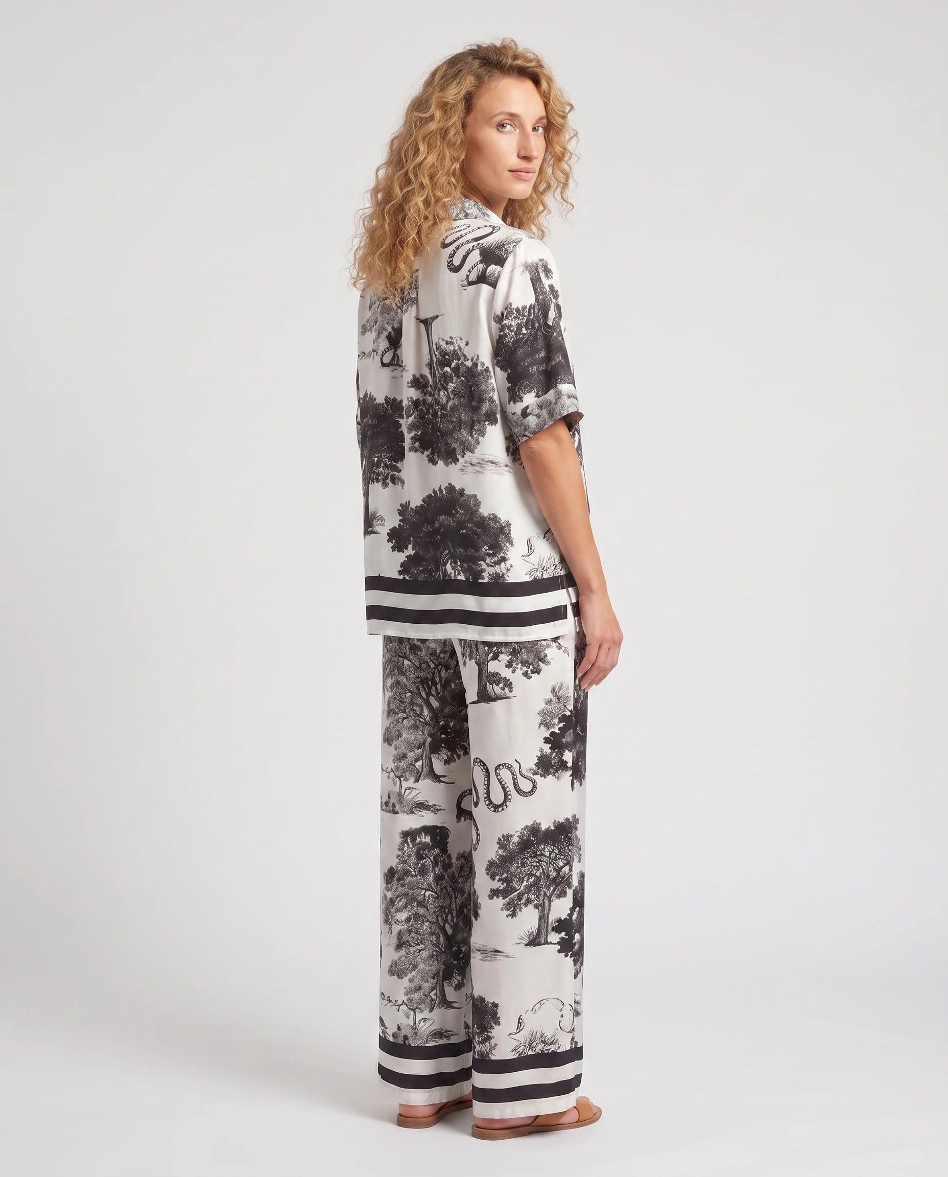 Ensemble top col V et pantalon imprimé Sylvaine — Blanc — vue dos studio