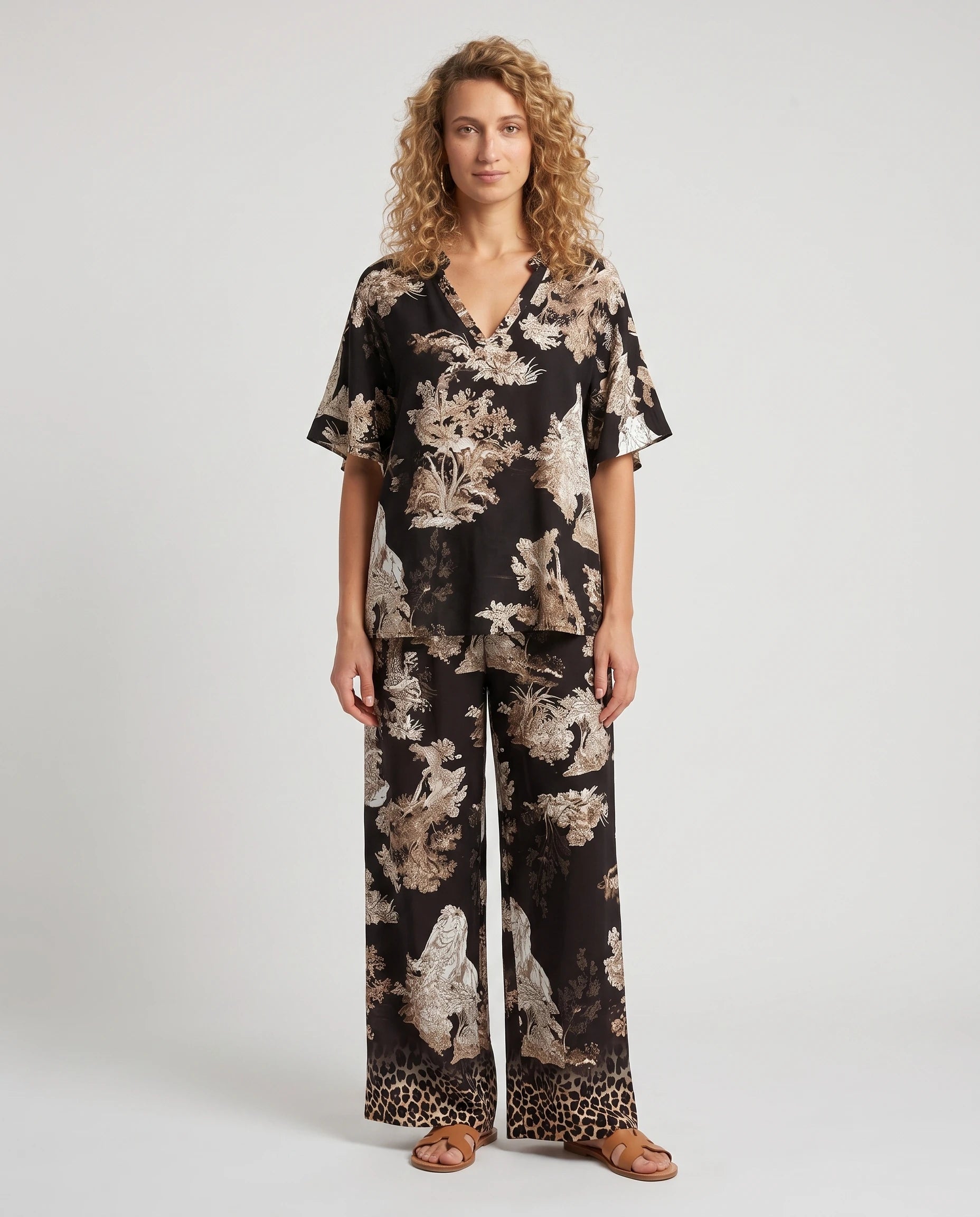 Ensemble top col V et pantalon imprimé Sylvaine — Noir — vue face studio