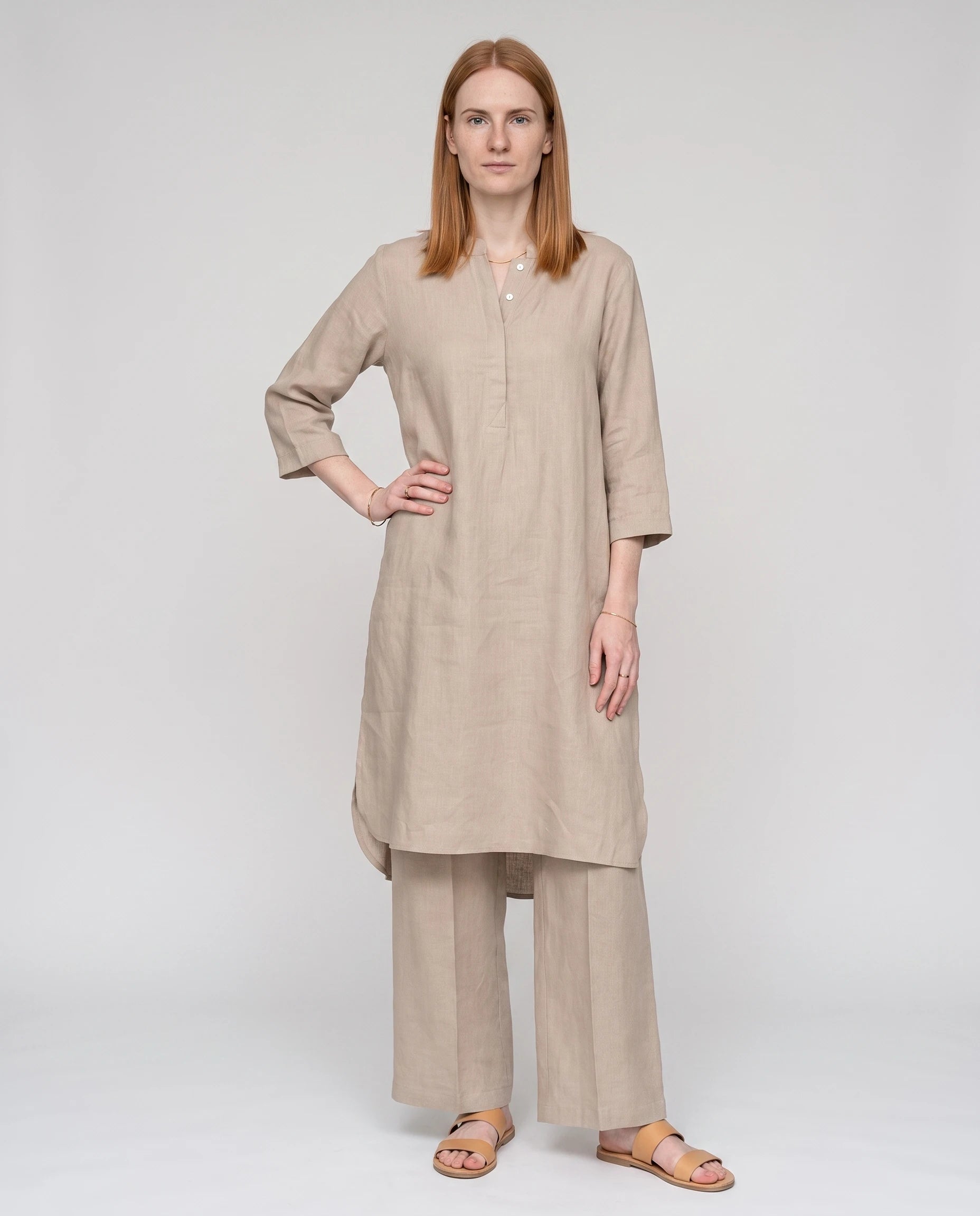 Ensemble tunique col mandarin et pantalon large Guillemette — Abricot — vue face studio