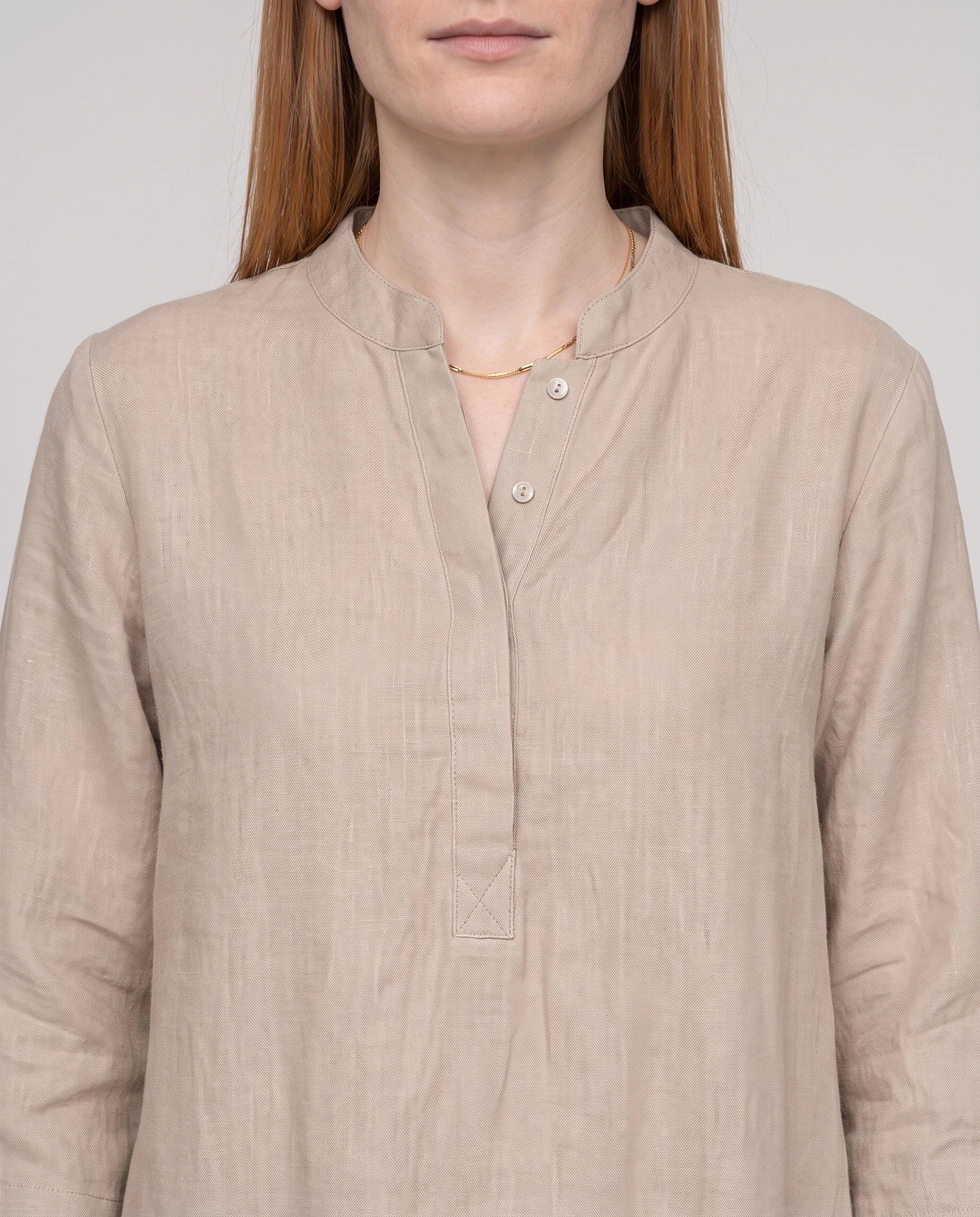 Ensemble tunique col mandarin et pantalon large Guillemette — Abricot — détail col mandarin