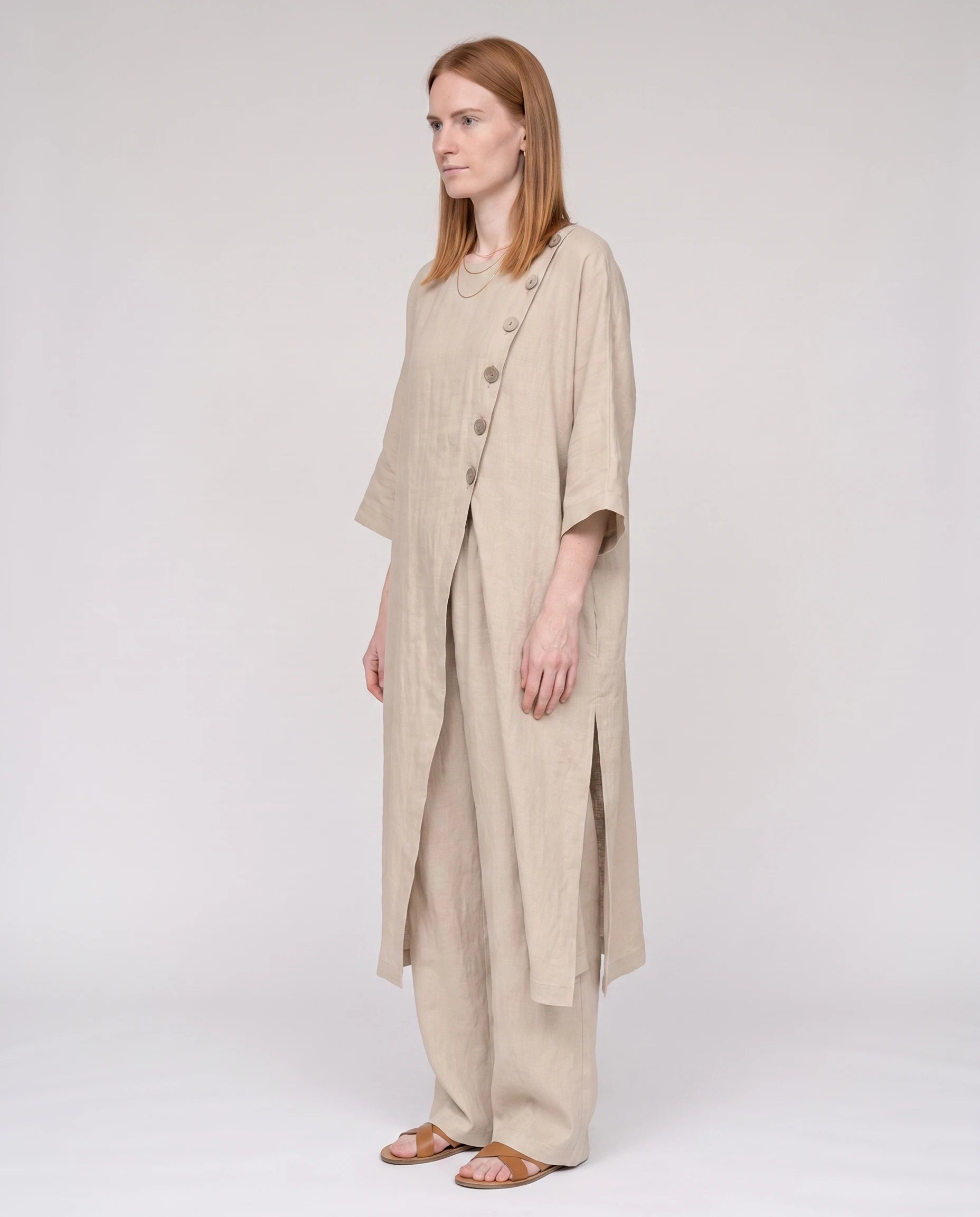 Ensemble tunique longue en lin et pantalon large Beige vue de profil studio - Ombeline | Zolena