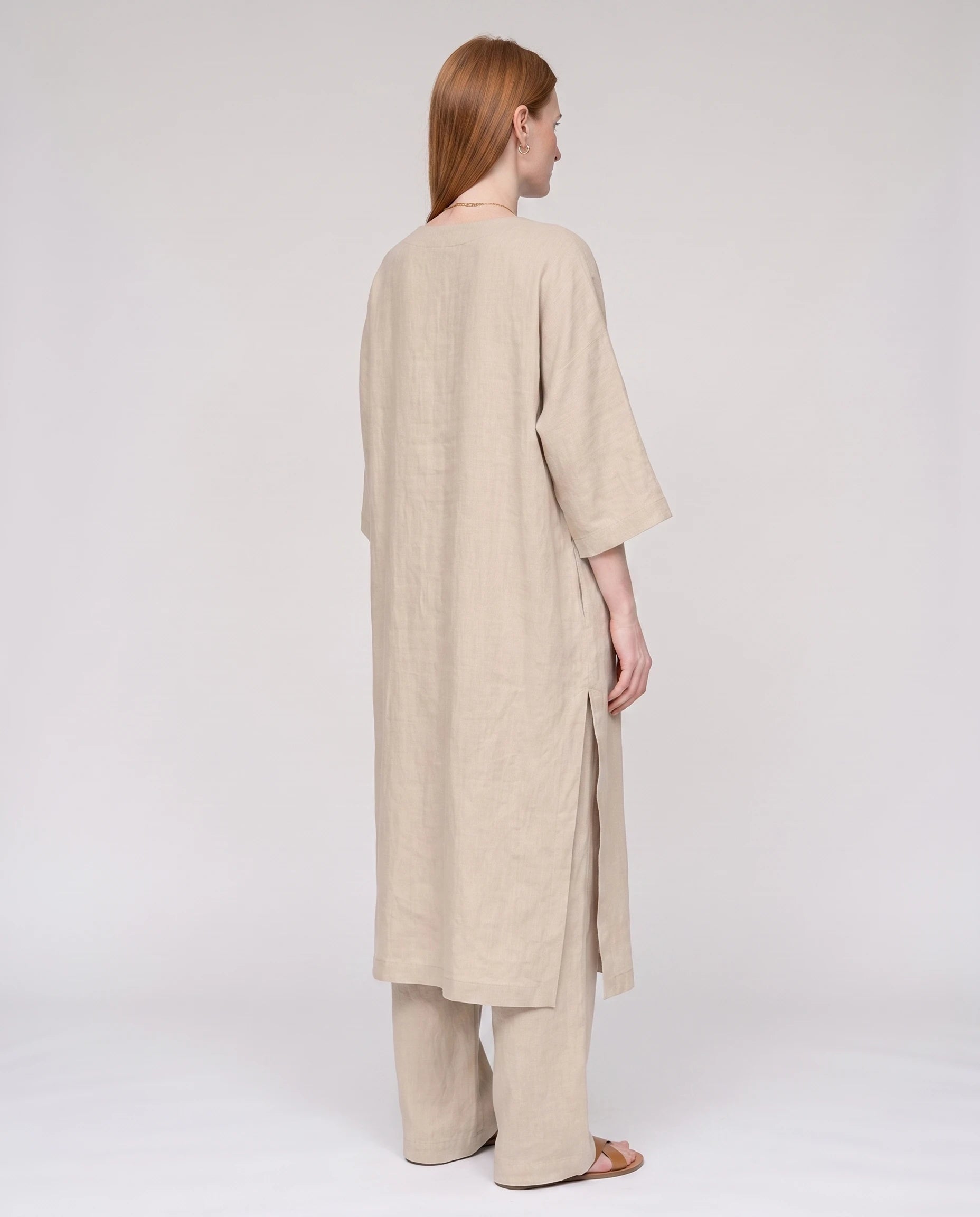 Ensemble tunique longue en lin et pantalon large Beige vue trois-quarts dos studio - Ombeline | Zolena
