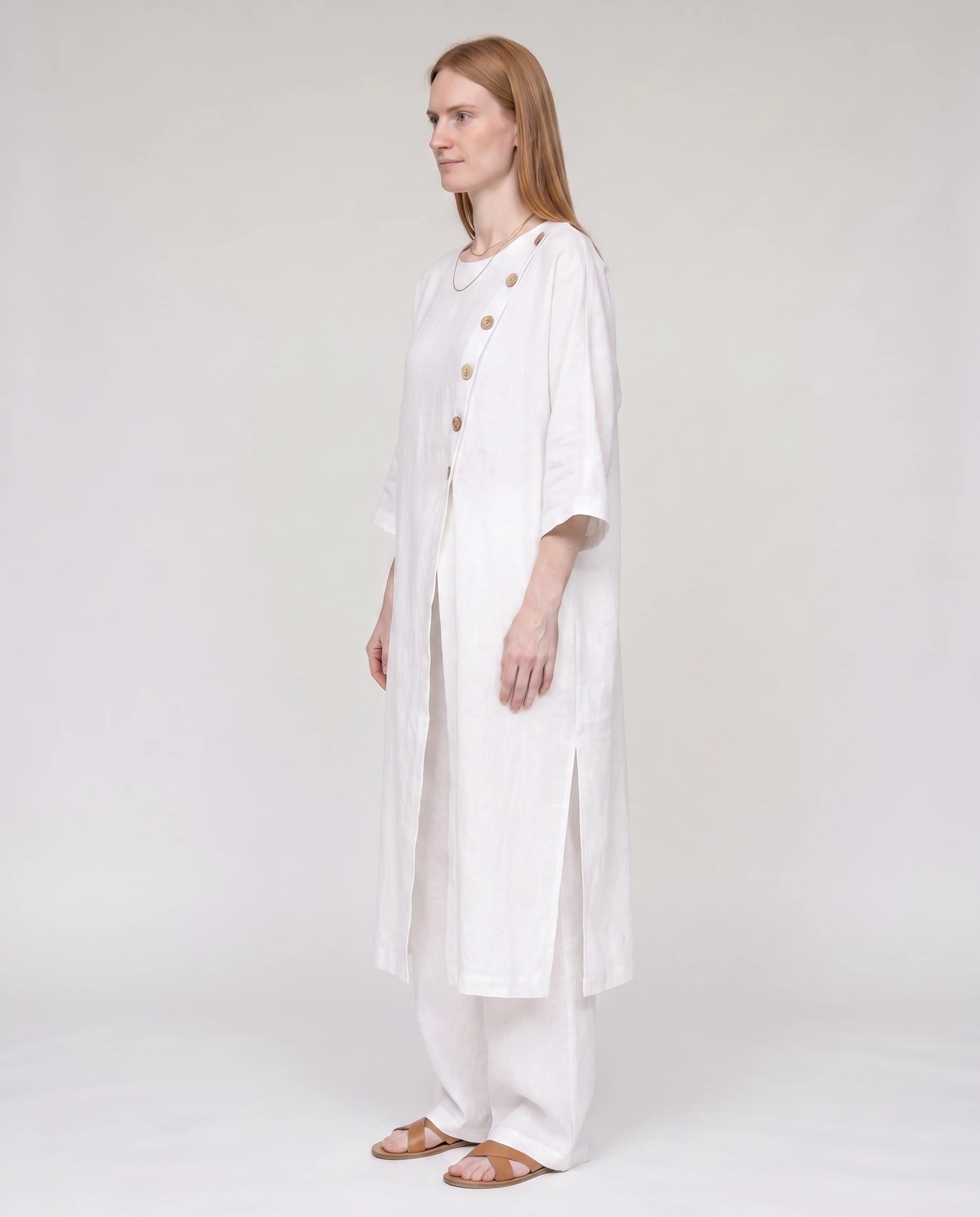 Ensemble tunique longue en lin et pantalon large Blanc vue de profil studio - Ombeline | Zolena
