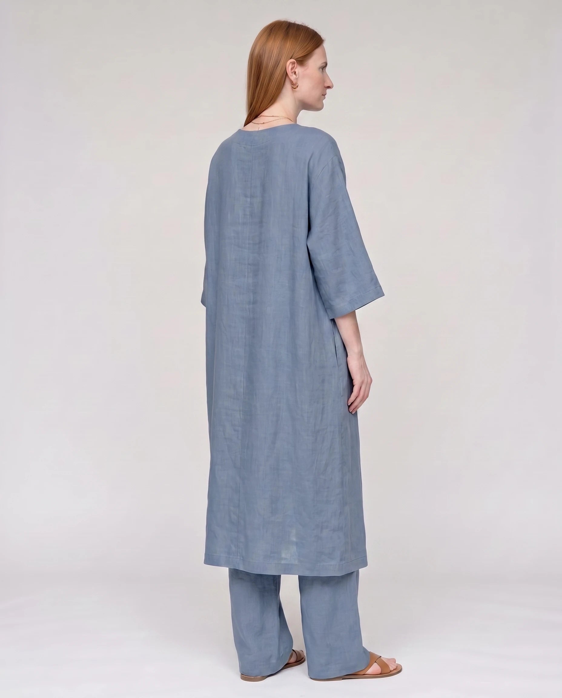 Ensemble tunique longue en lin et pantalon large Bleu vue trois-quarts dos studio - Ombeline | Zolena