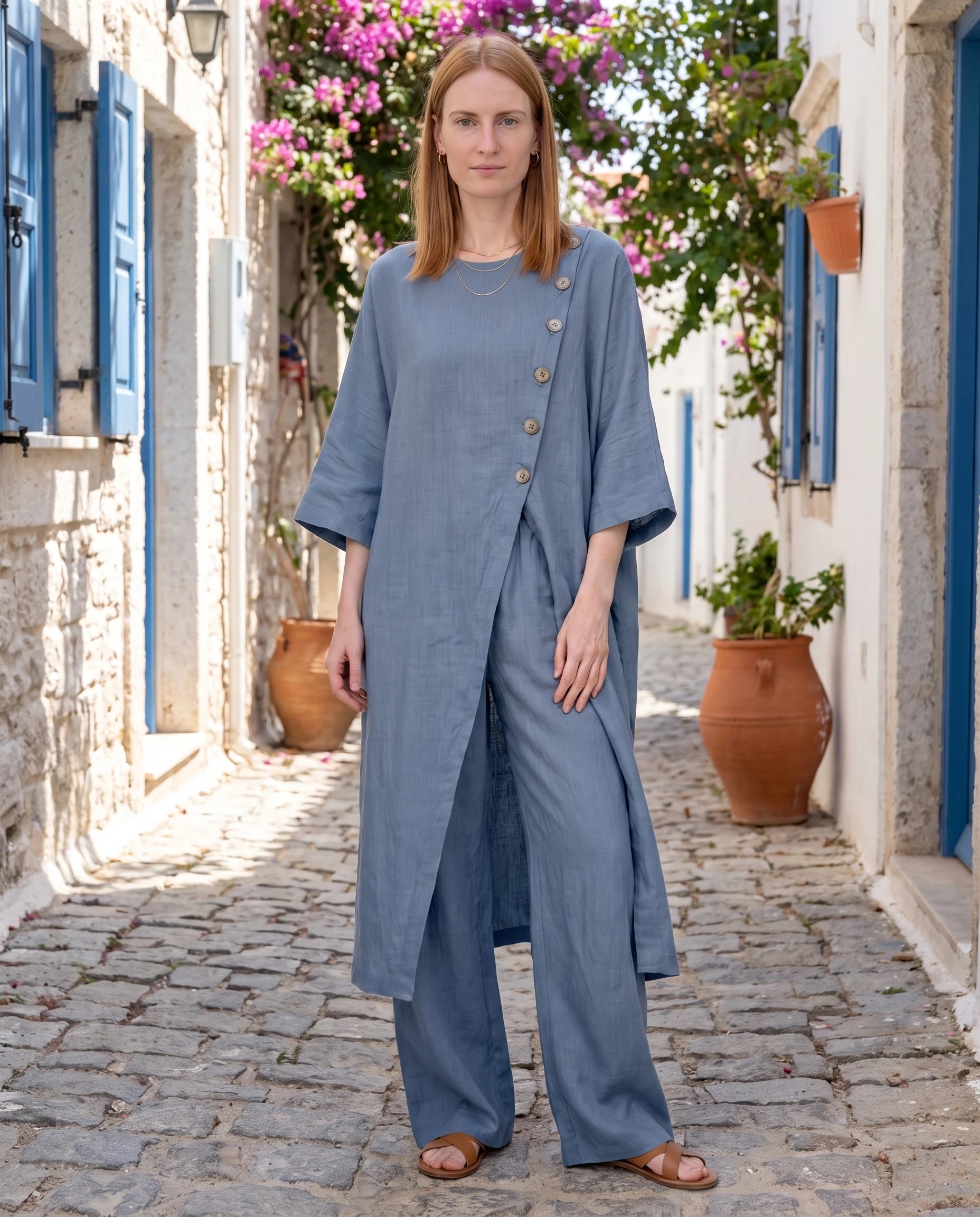 Ensemble tunique longue en lin et pantalon large Bleu portée dans une ruelle méditerranéenne azur - Ombeline | Zolena