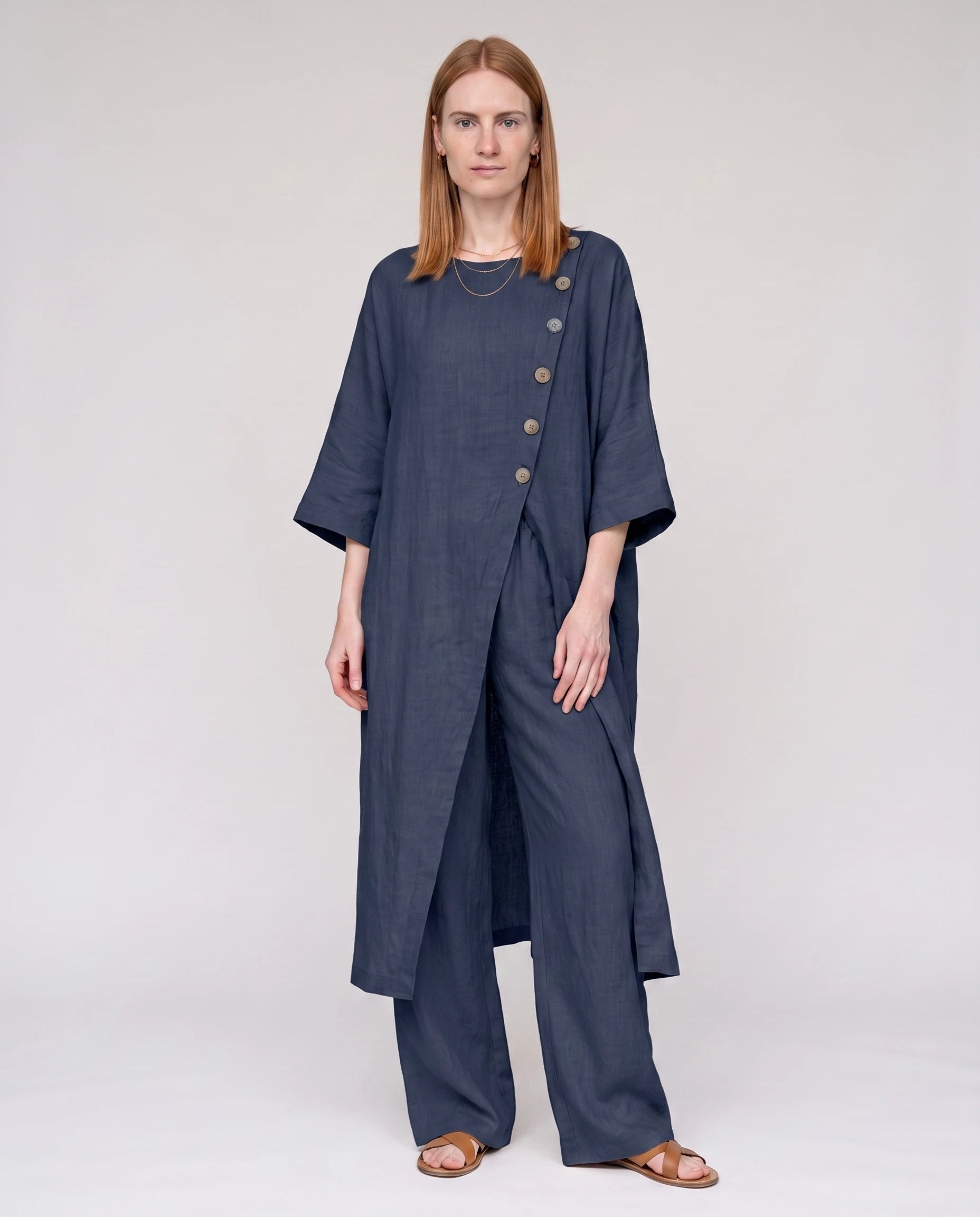 Ensemble tunique longue en lin et pantalon large Bleu Marine vue de face studio - Ombeline | Zolena