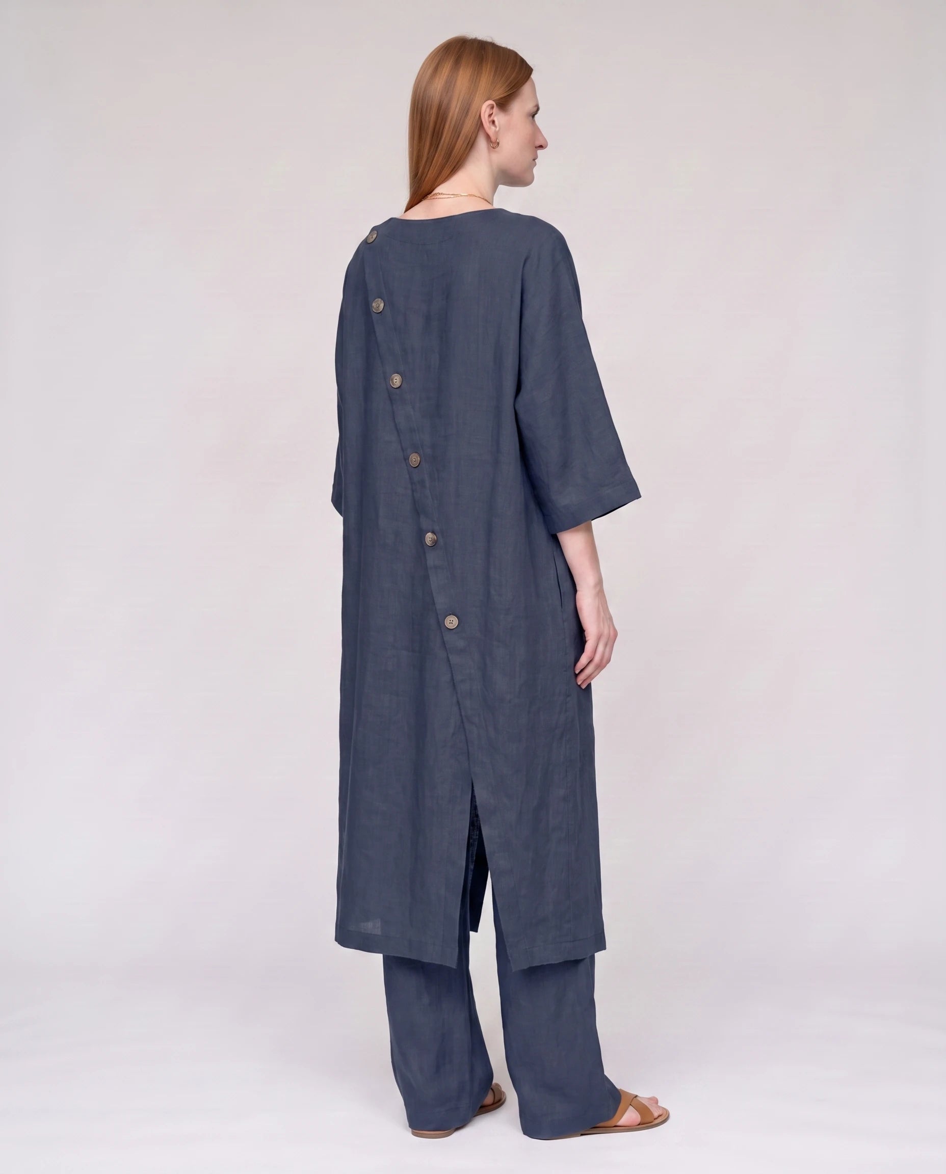 Ensemble tunique longue en lin et pantalon large Bleu Marine vue trois-quarts dos studio - Ombeline | Zolena
