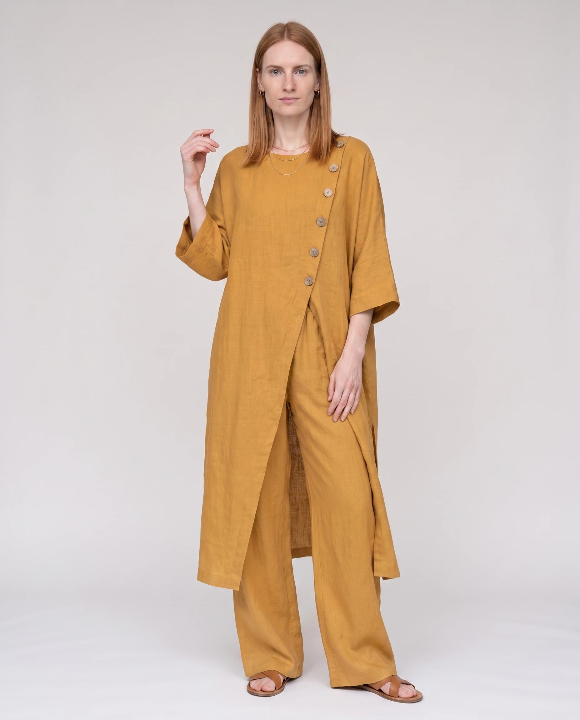 Ensemble tunique longue en lin et pantalon large Jaune vue de face studio - Ombeline | Zolena