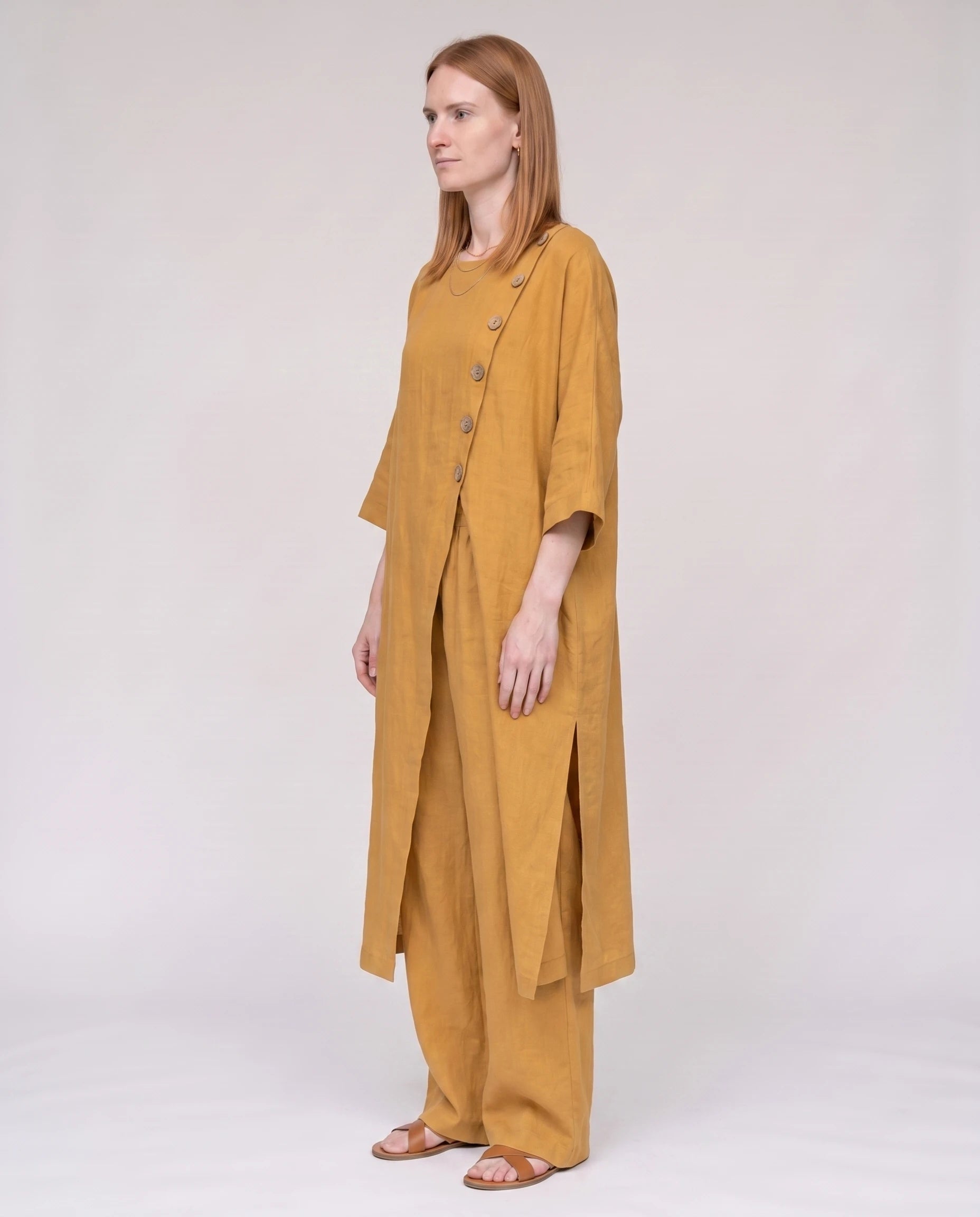 Ensemble tunique longue en lin et pantalon large Jaune vue de profil studio - Ombeline | Zolena