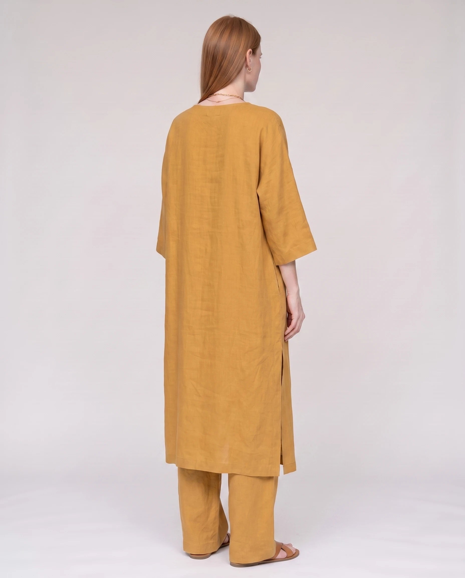 Ensemble tunique longue en lin et pantalon large Jaune vue trois-quarts dos studio - Ombeline | Zolena