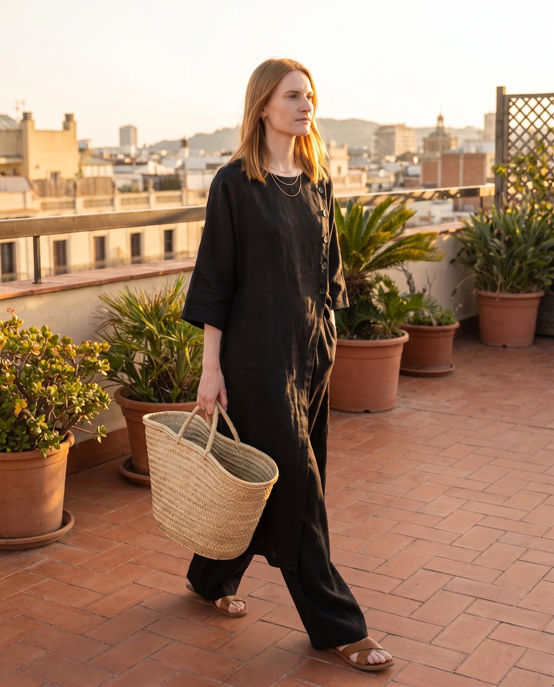 Ensemble tunique longue en lin et pantalon large Noir sur un rooftop à l heure dorée - Ombeline | Zolena