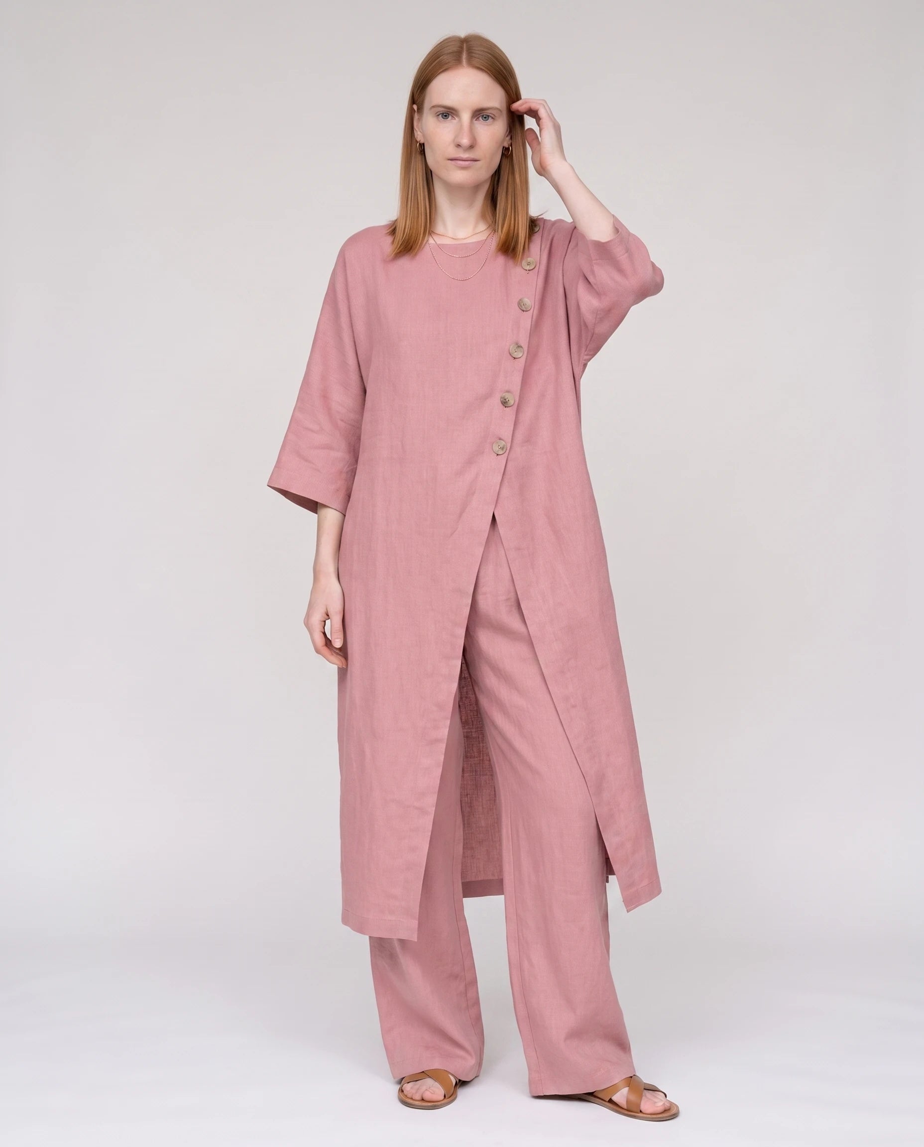 Ensemble tunique longue en lin et pantalon large Rose vue de face studio - Ombeline | Zolena