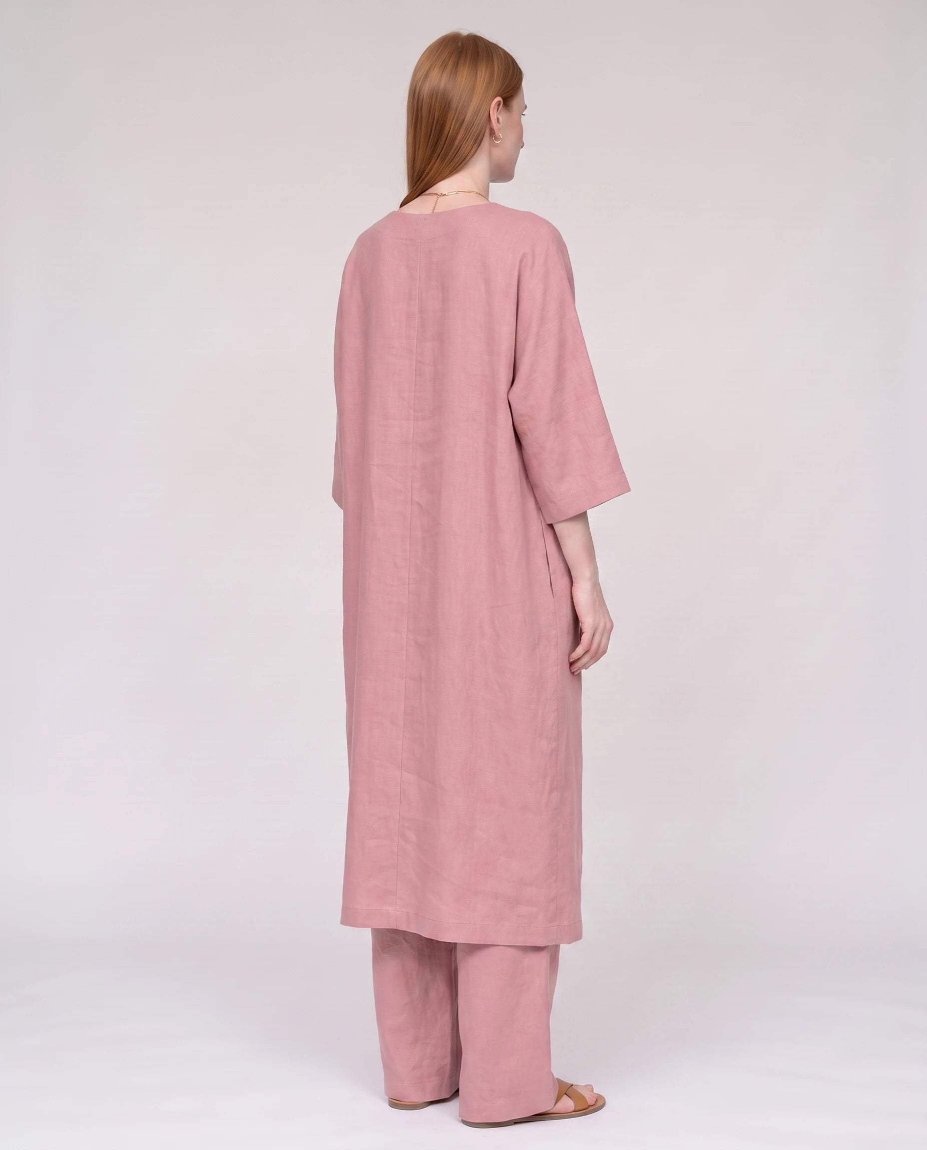 Ensemble tunique longue en lin et pantalon large Rose vue trois-quarts dos studio - Ombeline | Zolena