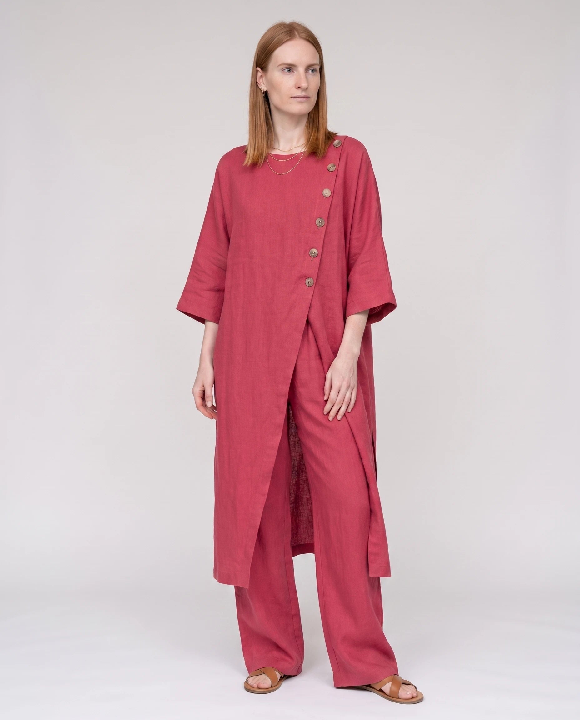 Ensemble tunique longue en lin et pantalon large Rouge Framboise vue de face studio - Ombeline | Zolena