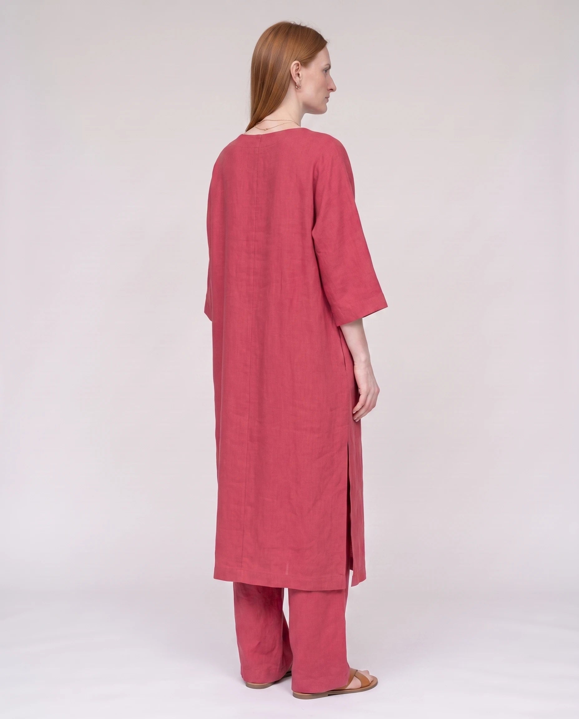 Ensemble tunique longue en lin et pantalon large Rouge Framboise vue de profil studio - Ombeline | Zolena