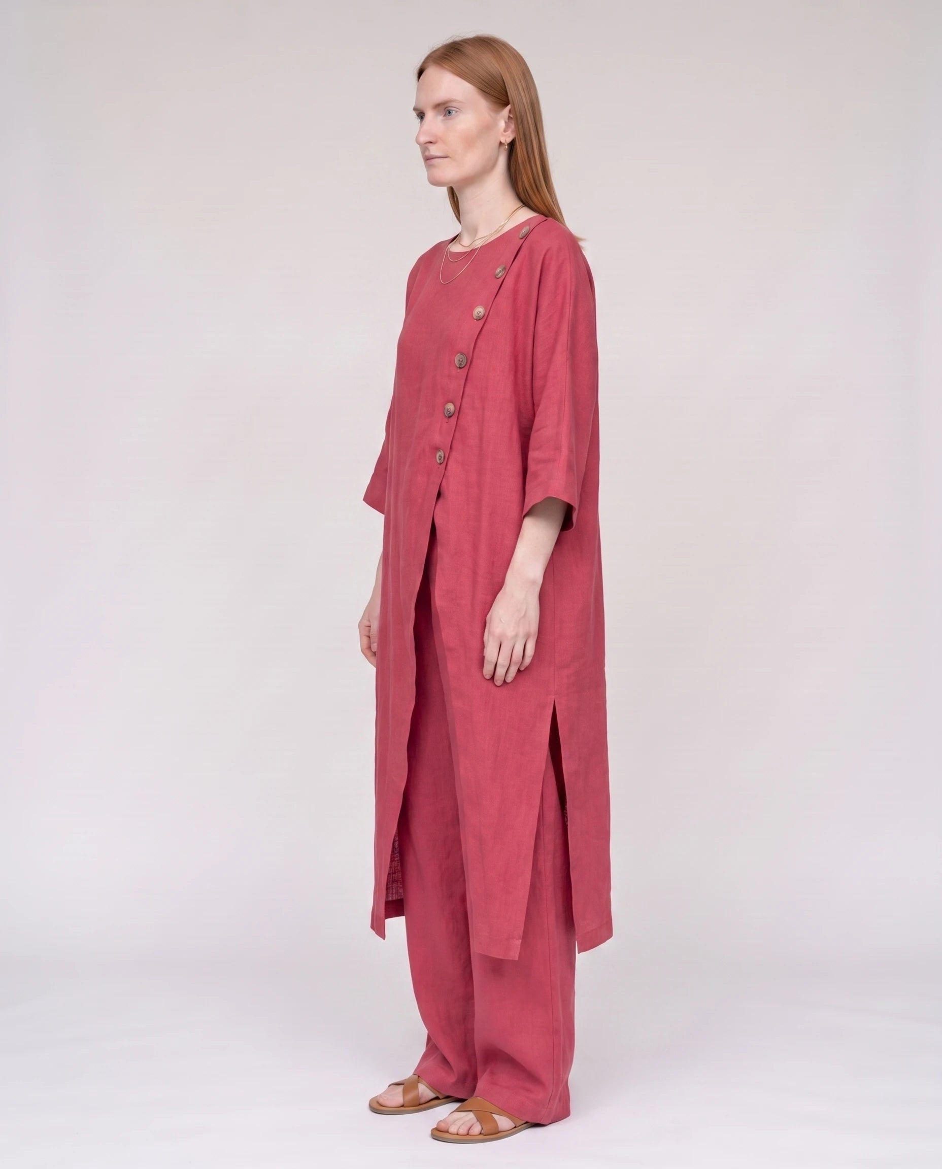 Ensemble tunique longue en lin et pantalon large Rouge Framboise vue trois-quarts dos studio - Ombeline | Zolena