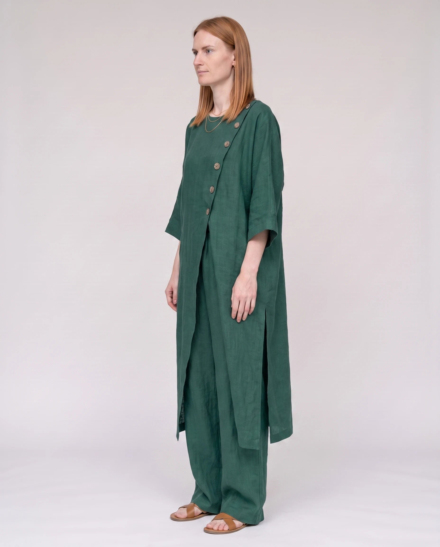 Ensemble tunique longue en lin et pantalon large Vert vue de profil studio - Ombeline | Zolena