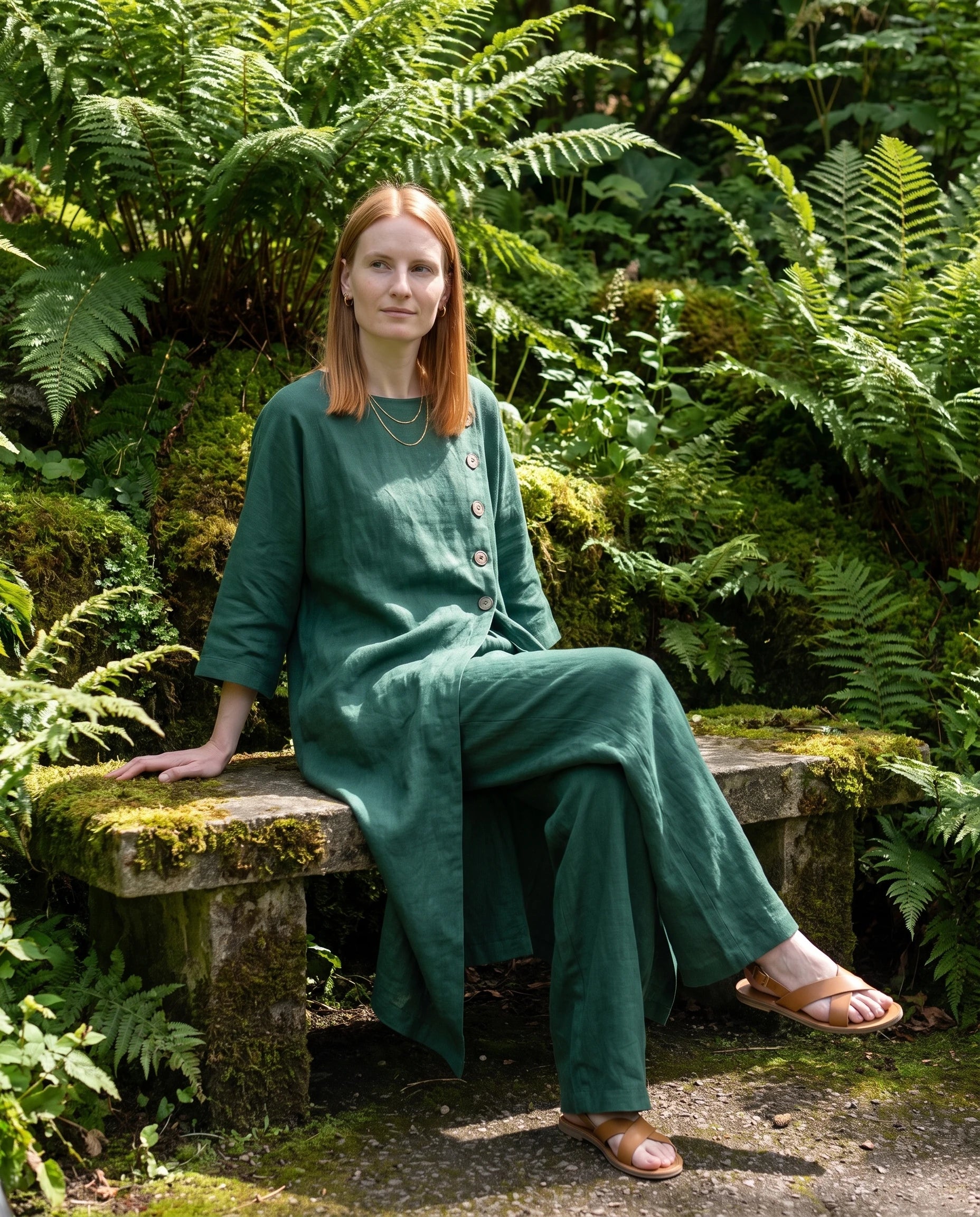 Ensemble tunique longue en lin et pantalon large Vert assise dans un jardin de fougères - Ombeline | Zolena