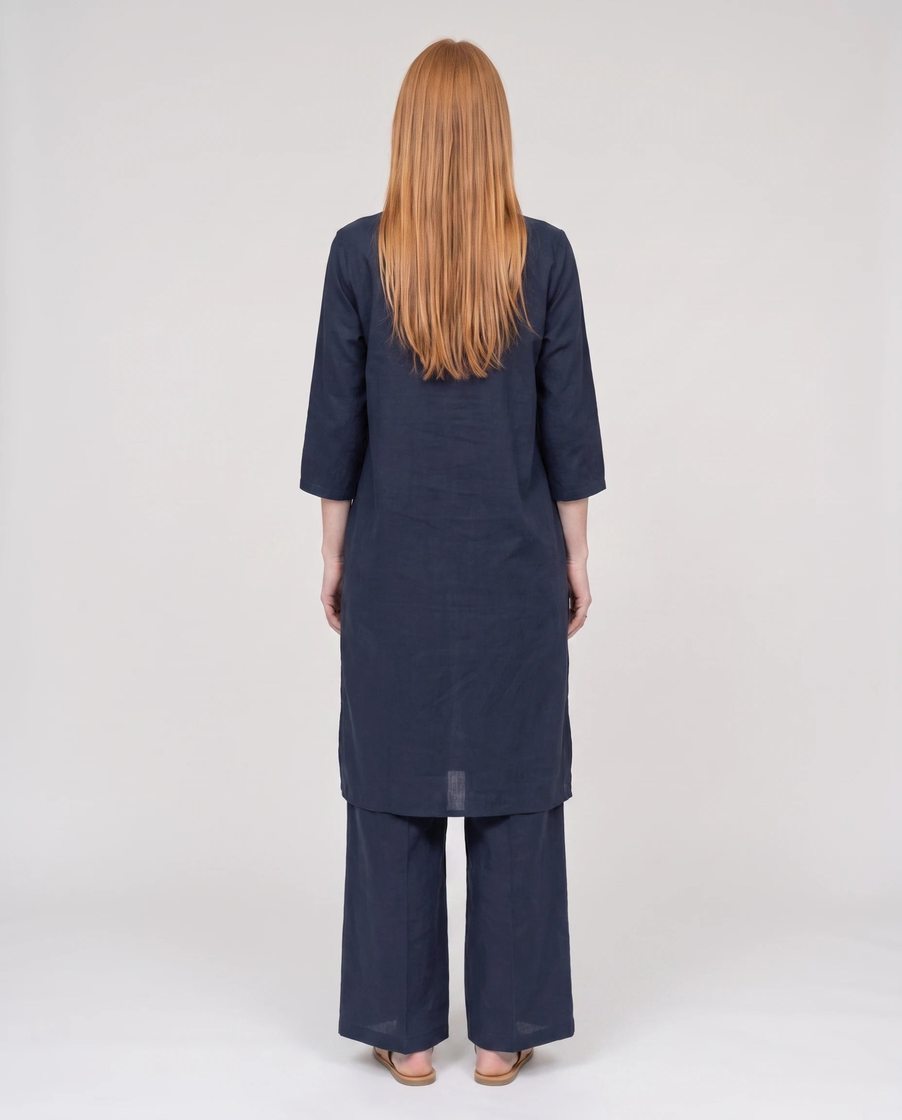 Ensemble tunique col mandarin et pantalon large Guillemette — Bleu Marine — vue dos studio