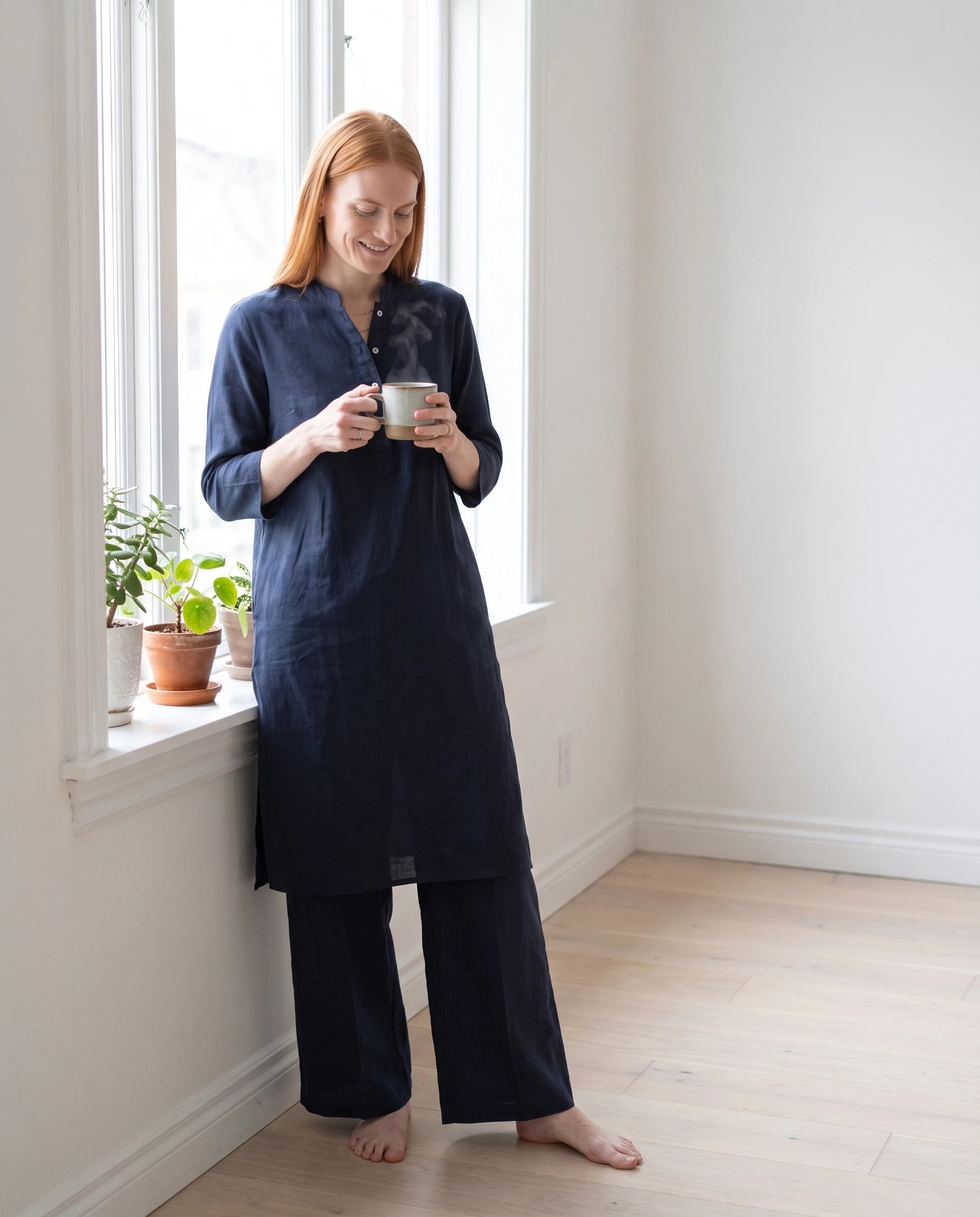 Ensemble tunique col mandarin et pantalon large Guillemette — Bleu Marine — portée, lifestyle 2