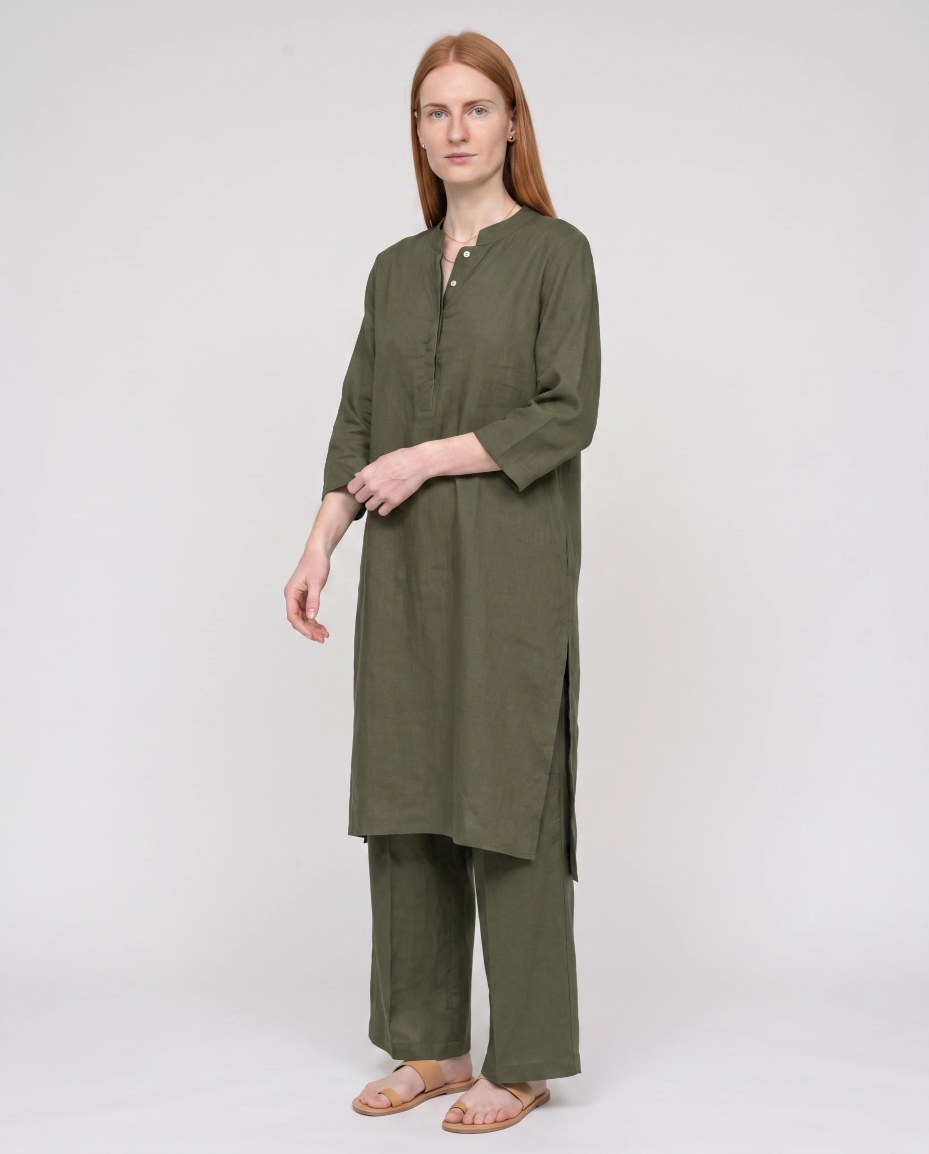 Ensemble tunique col mandarin et pantalon large Guillemette — Vert Olive — vue studio pose