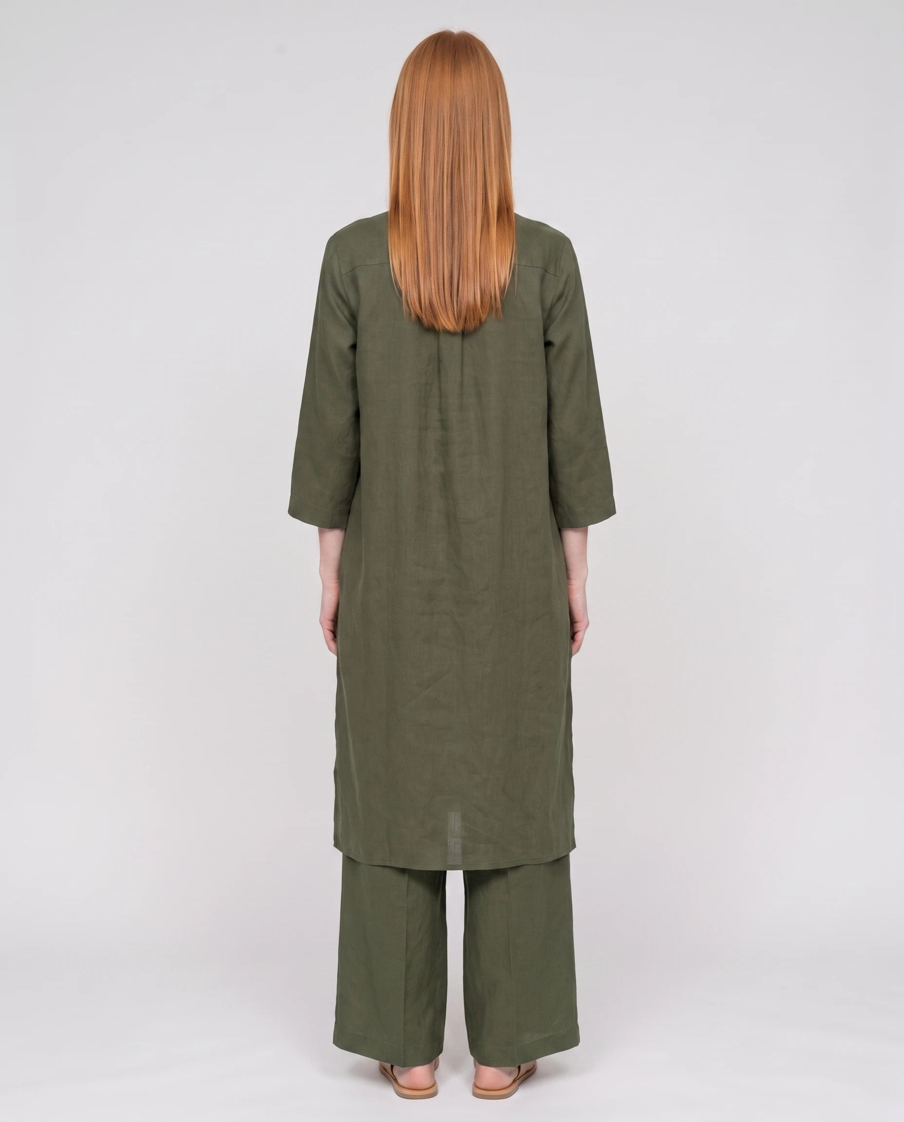 Ensemble tunique col mandarin et pantalon large Guillemette — Vert Olive — vue dos studio