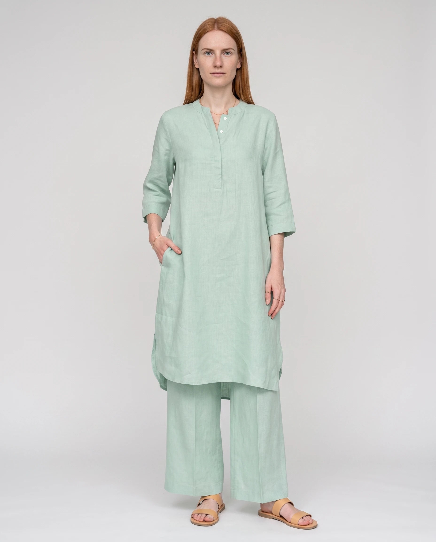 Ensemble tunique col mandarin et pantalon large Guillemette — Vert — vue face studio