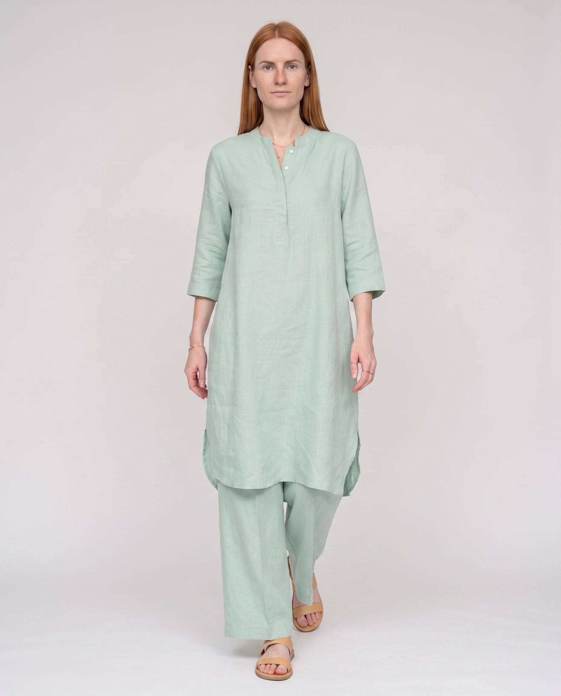 Ensemble tunique col mandarin et pantalon large Guillemette — Vert — vue studio pose