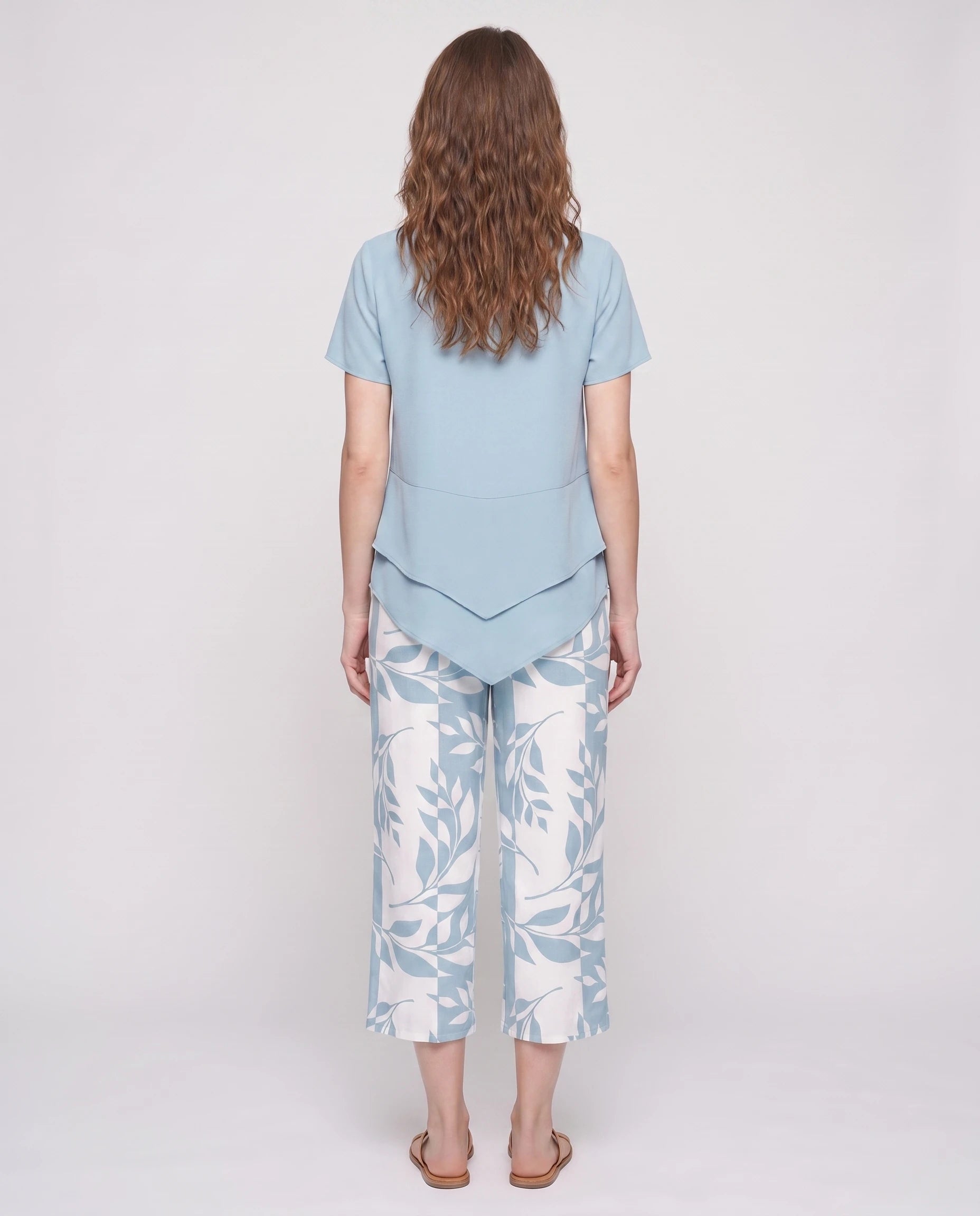 Ensemble tunique superposée et pantalon imprimé Quitterie — Bleu — vue dos studio