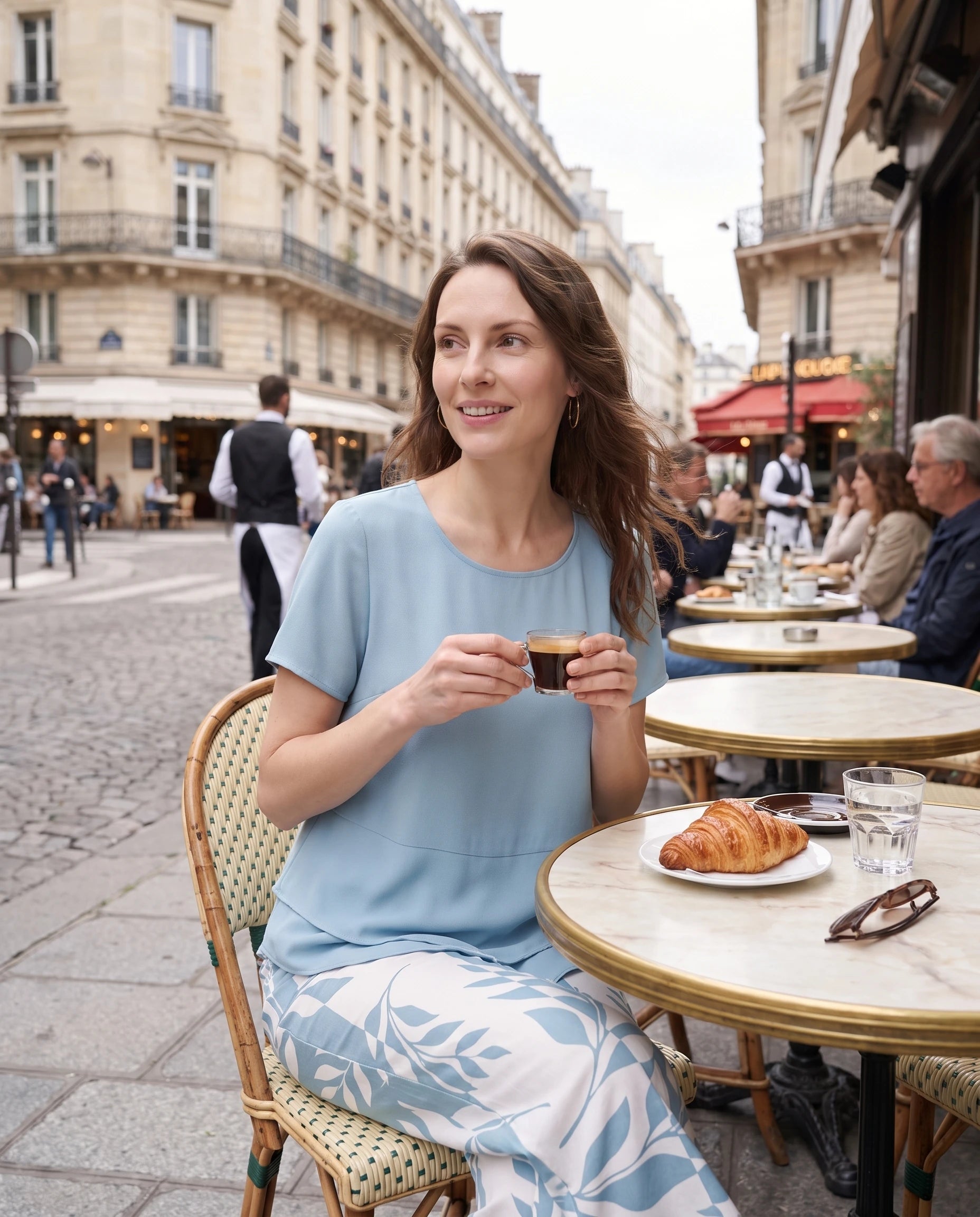 Ensemble tunique superposée et pantalon imprimé Quitterie — Bleu — portée, lifestyle 2