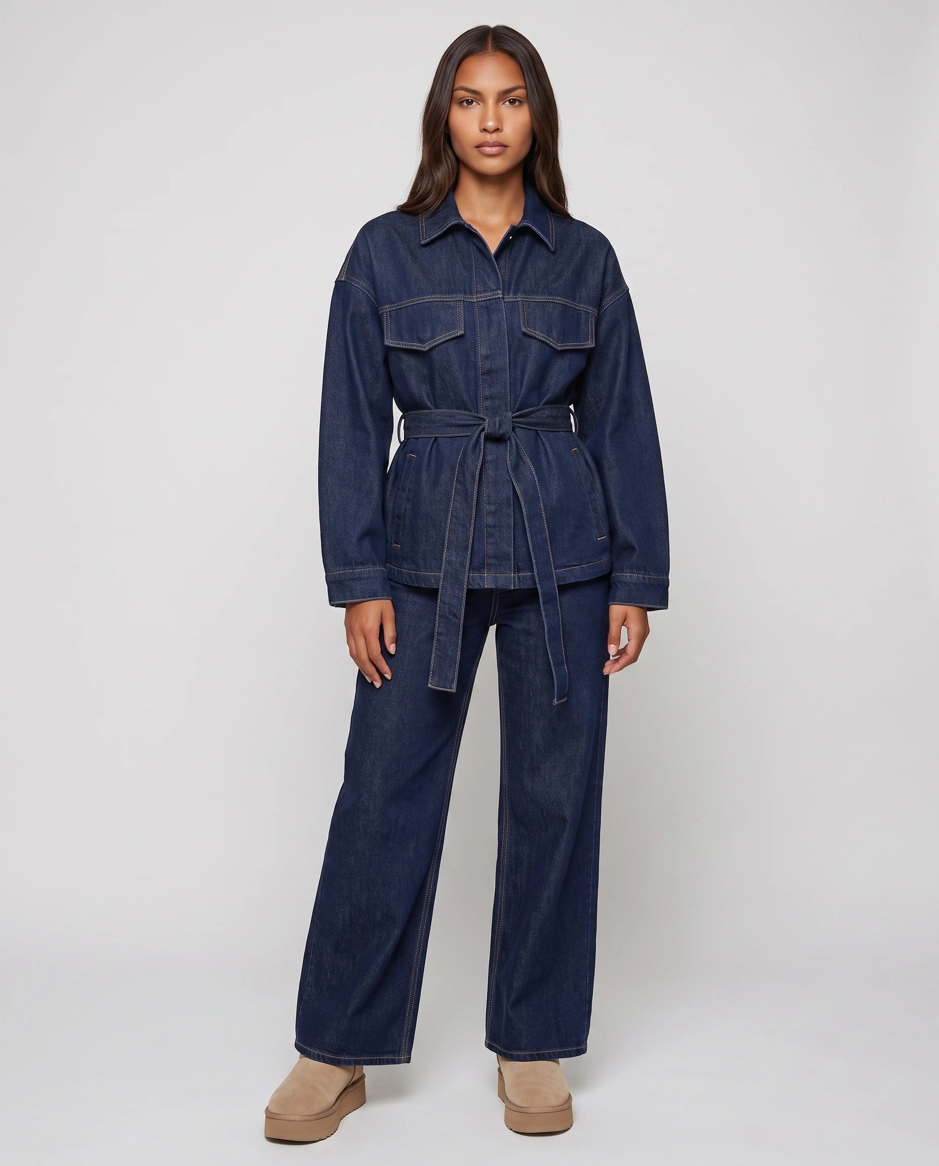Ensemble veste ceinturee et pantalon large en jean Bleu Denim vue de face studio - Fantine | Zolena