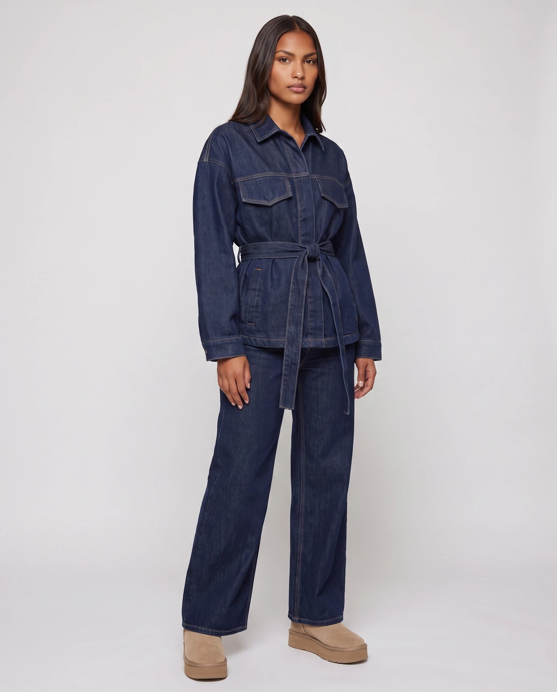 Ensemble veste ceinturee et pantalon large en jean Bleu Denim vue de trois-quarts studio - Fantine | Zolena