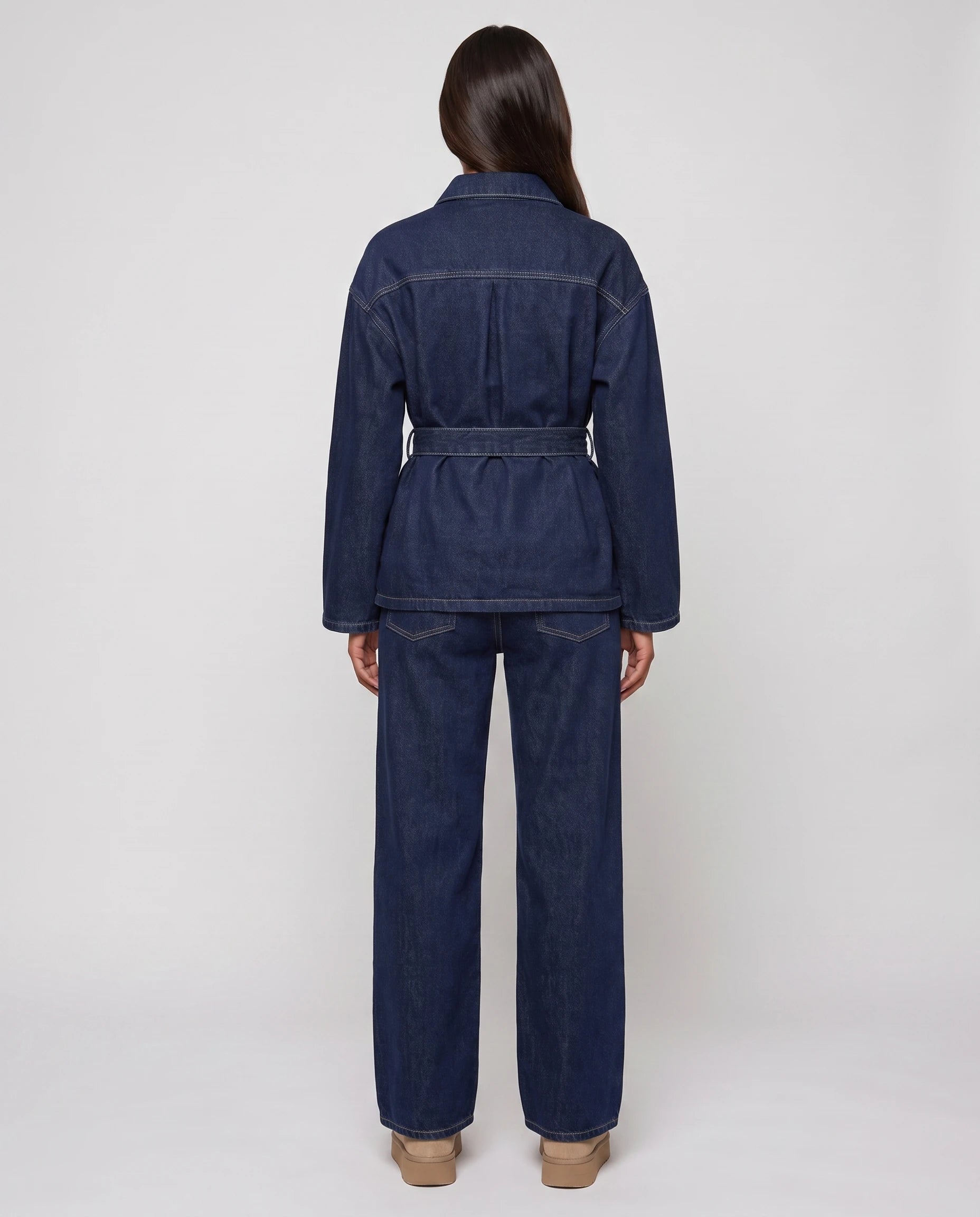 Ensemble veste ceinturee et pantalon large en jean Bleu Denim vue de dos studio - Fantine | Zolena