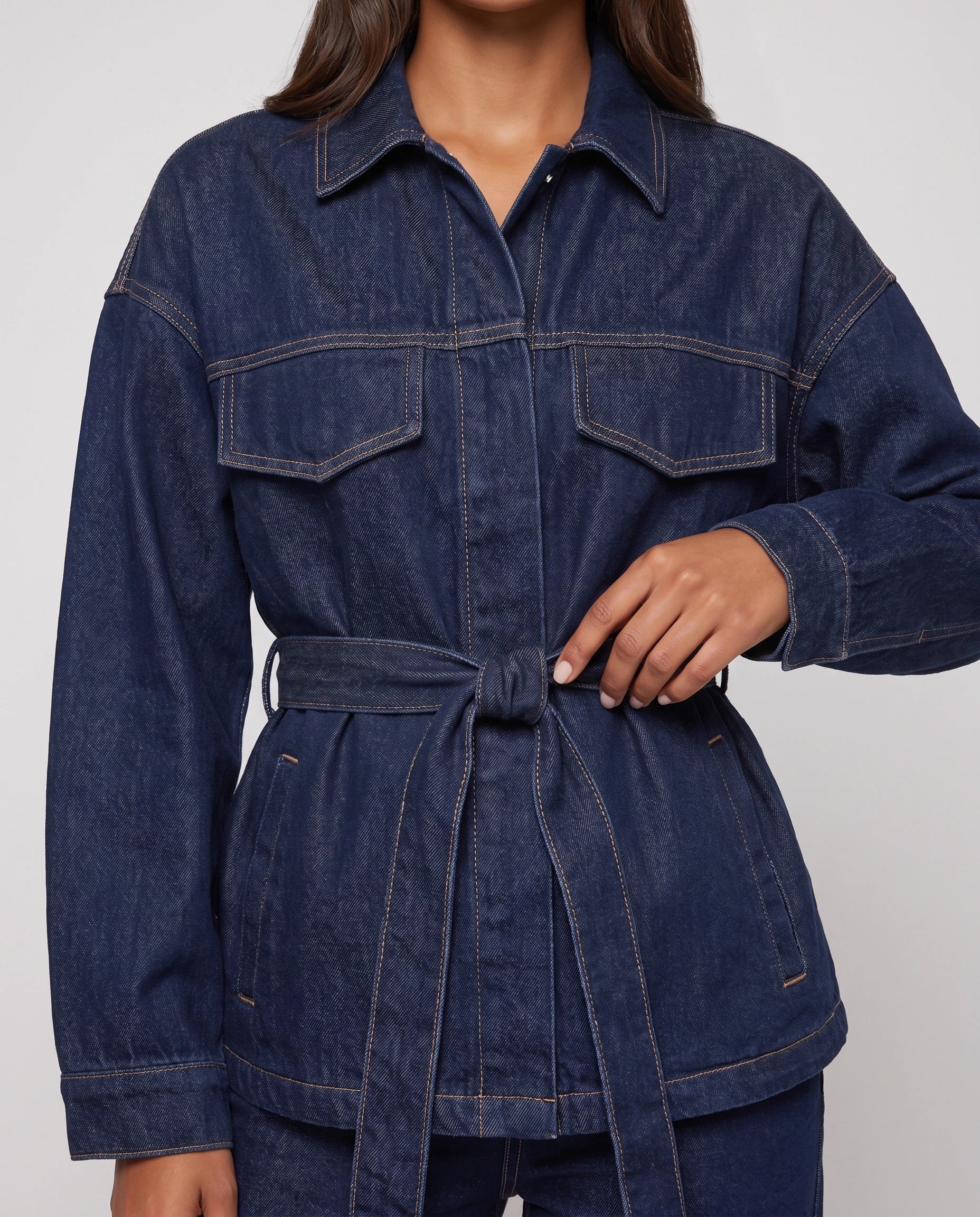 Ensemble veste ceinturee et pantalon large en jean Bleu Denim detail de la ceinture nouee studio - Fantine | Zolena