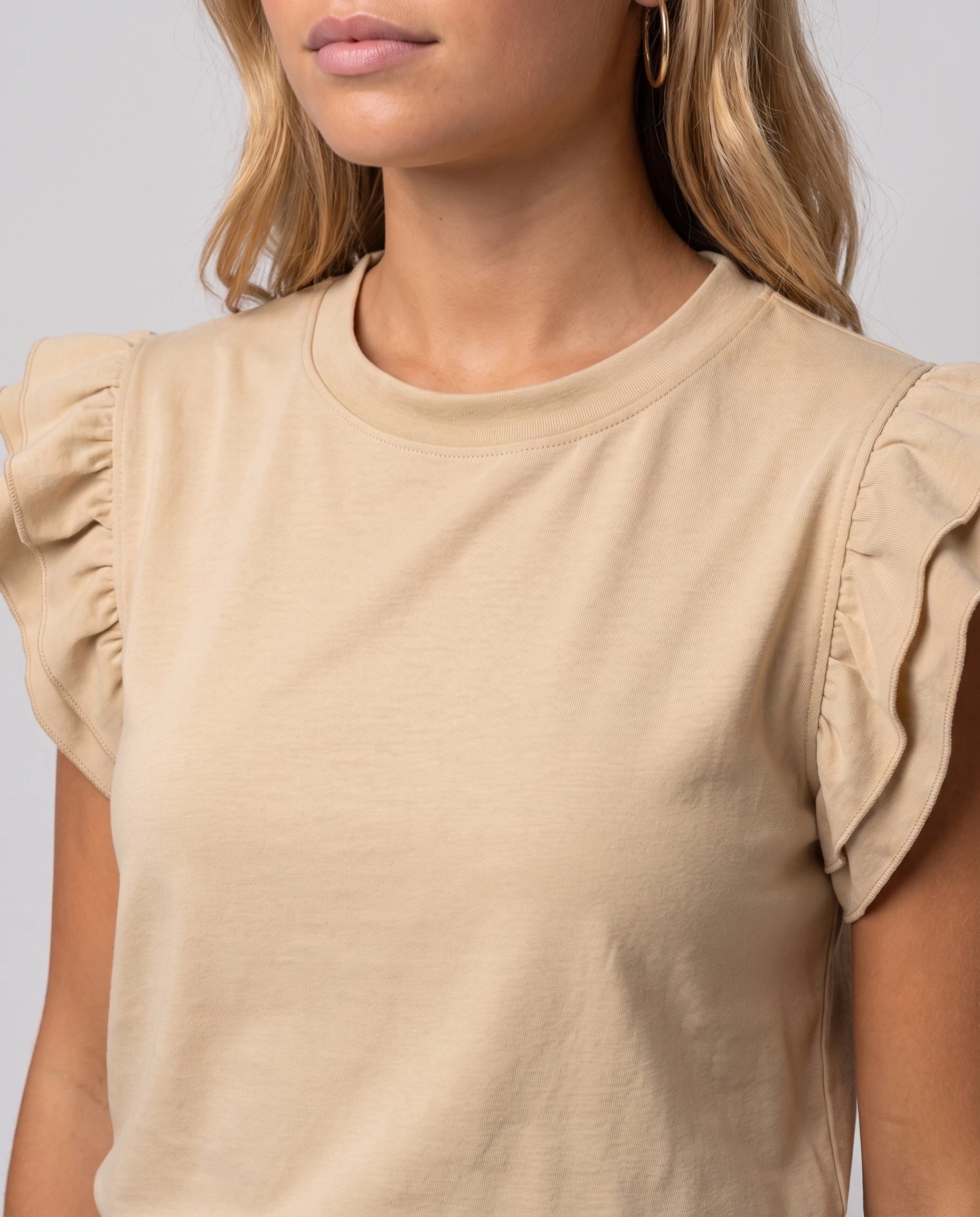 Ensemble top à volants et short Pétronille — Beige — détail volants d'épaule