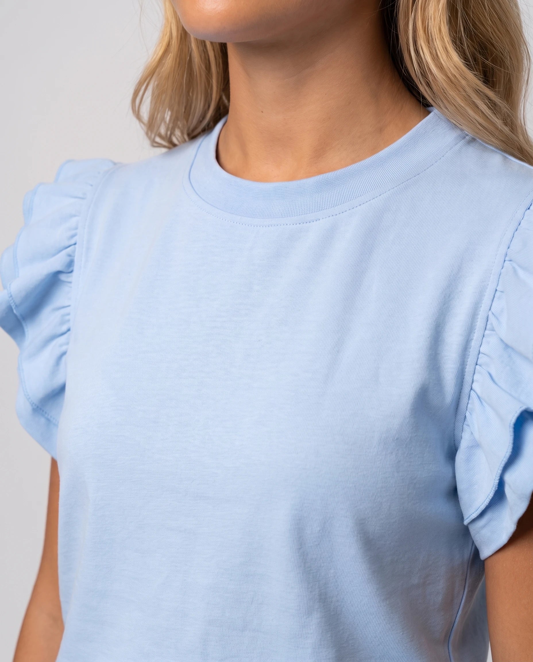 Ensemble top à volants et short Pétronille — Bleu Ciel — détail volants d'épaule