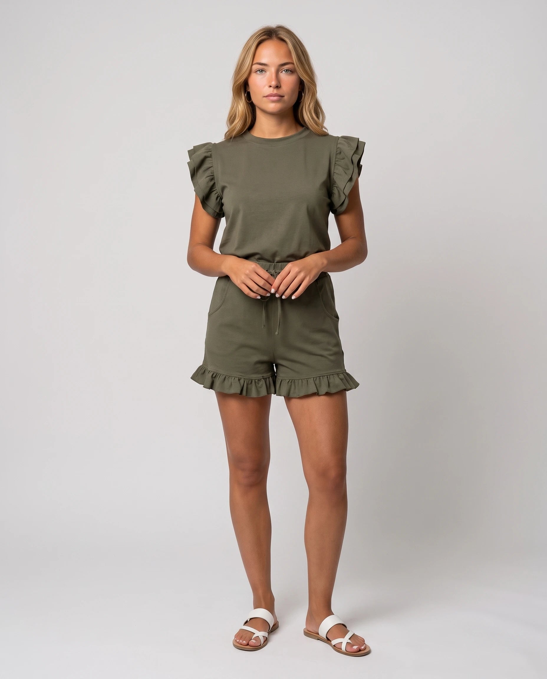 Ensemble top à volants et short Pétronille — Kaki — vue face studio