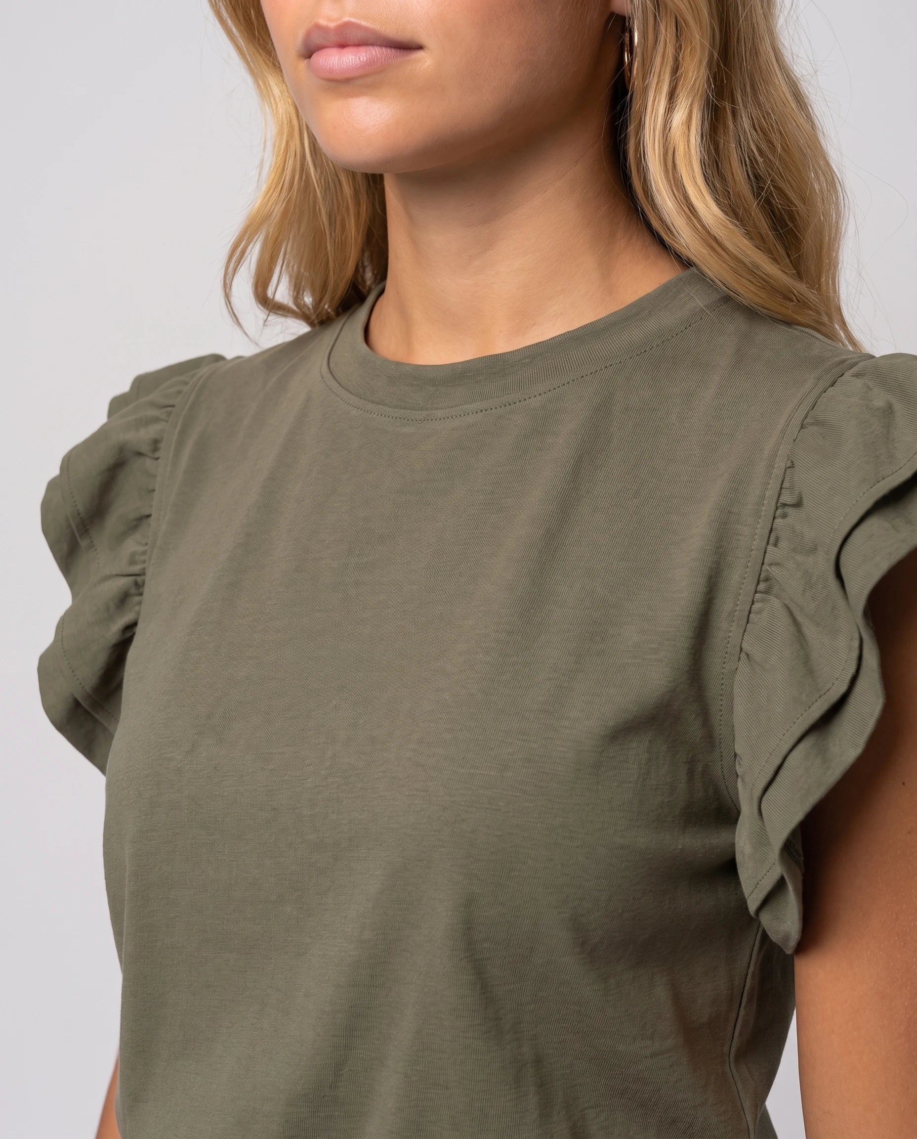 Ensemble top à volants et short Pétronille — Kaki — détail volants d'épaule