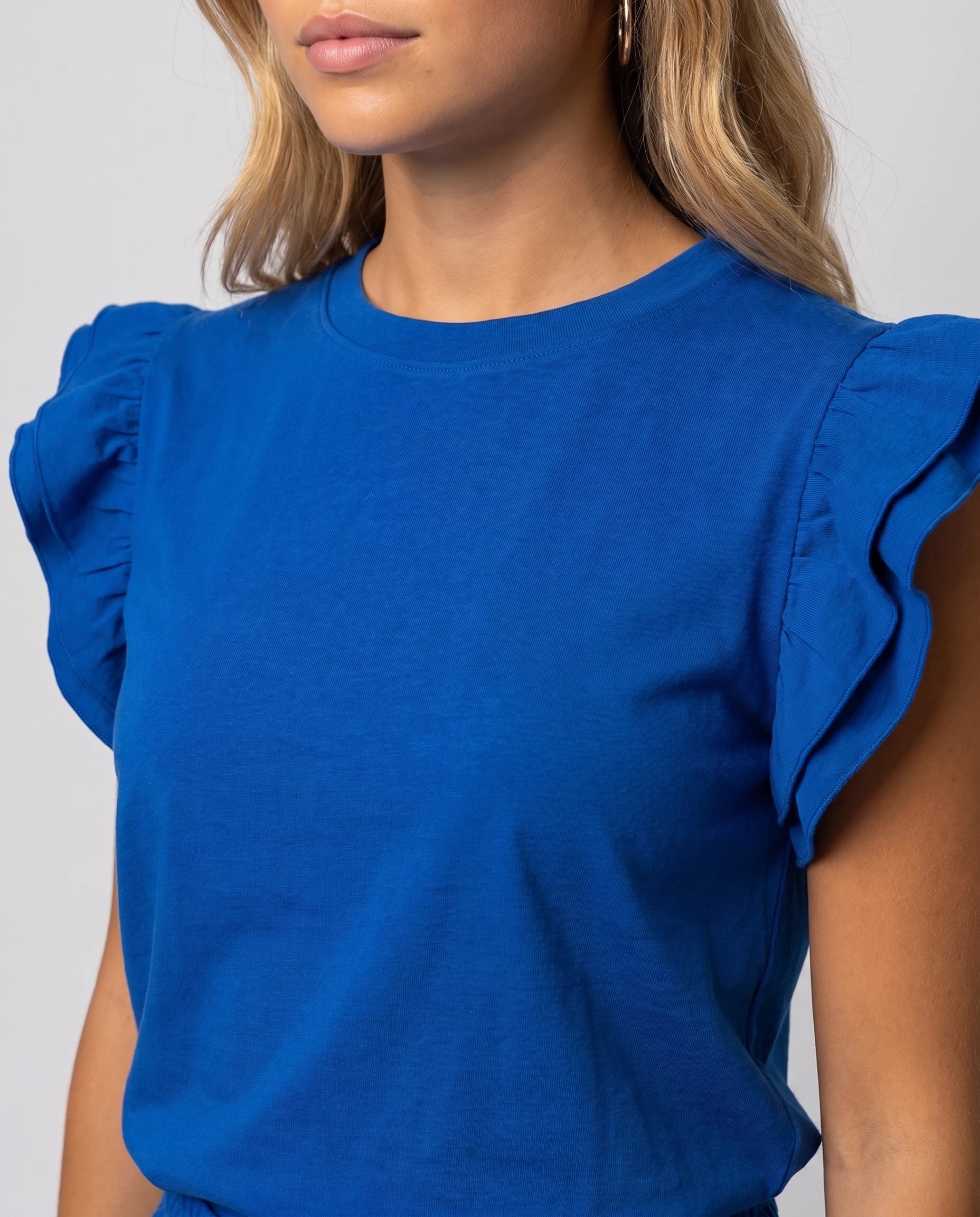 Ensemble top à volants et short Pétronille — Bleu Roi — détail volants d'épaule