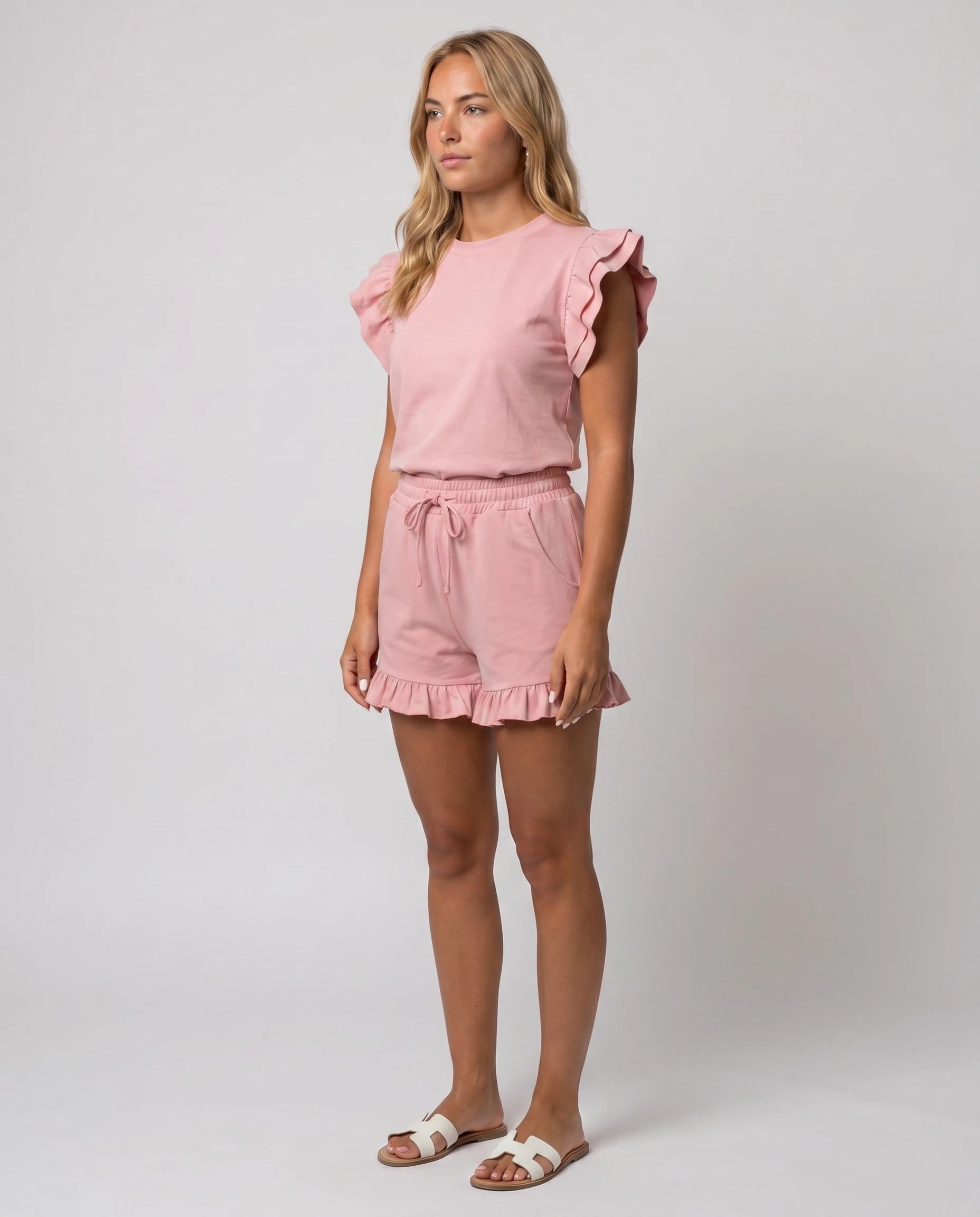 Ensemble top à volants et short Pétronille — Rose Poudré — vue studio pose