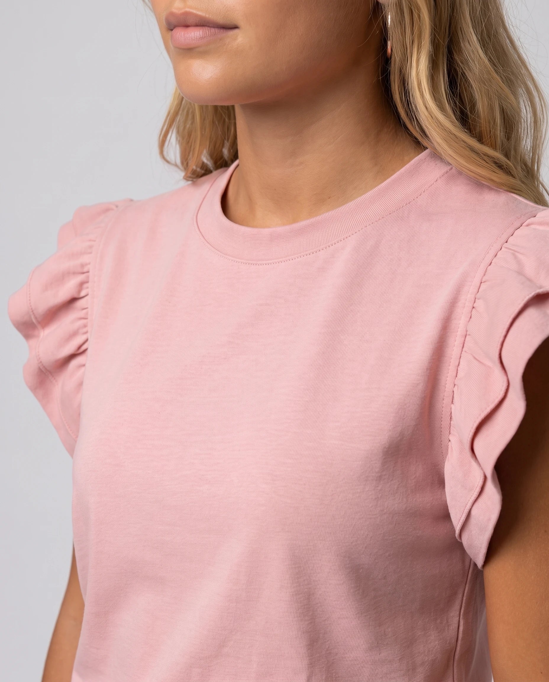 Ensemble top à volants et short Pétronille — Rose Poudré — détail volants d'épaule
