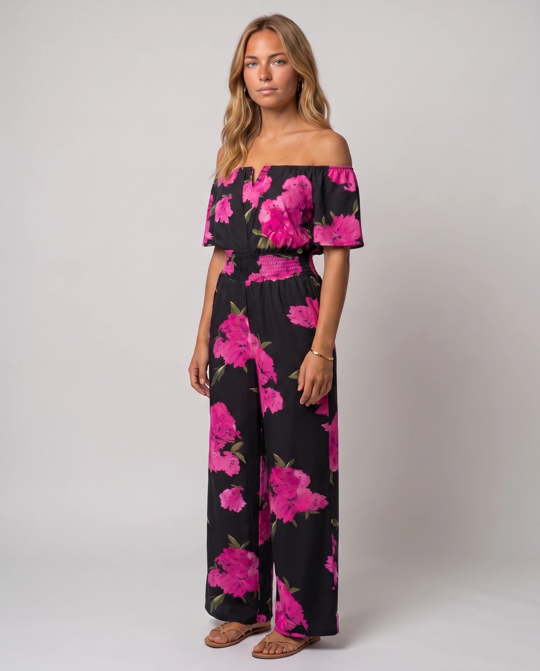 Combinaison bardot Pivoine Noir à fleurs roses, vue trois-quarts studio