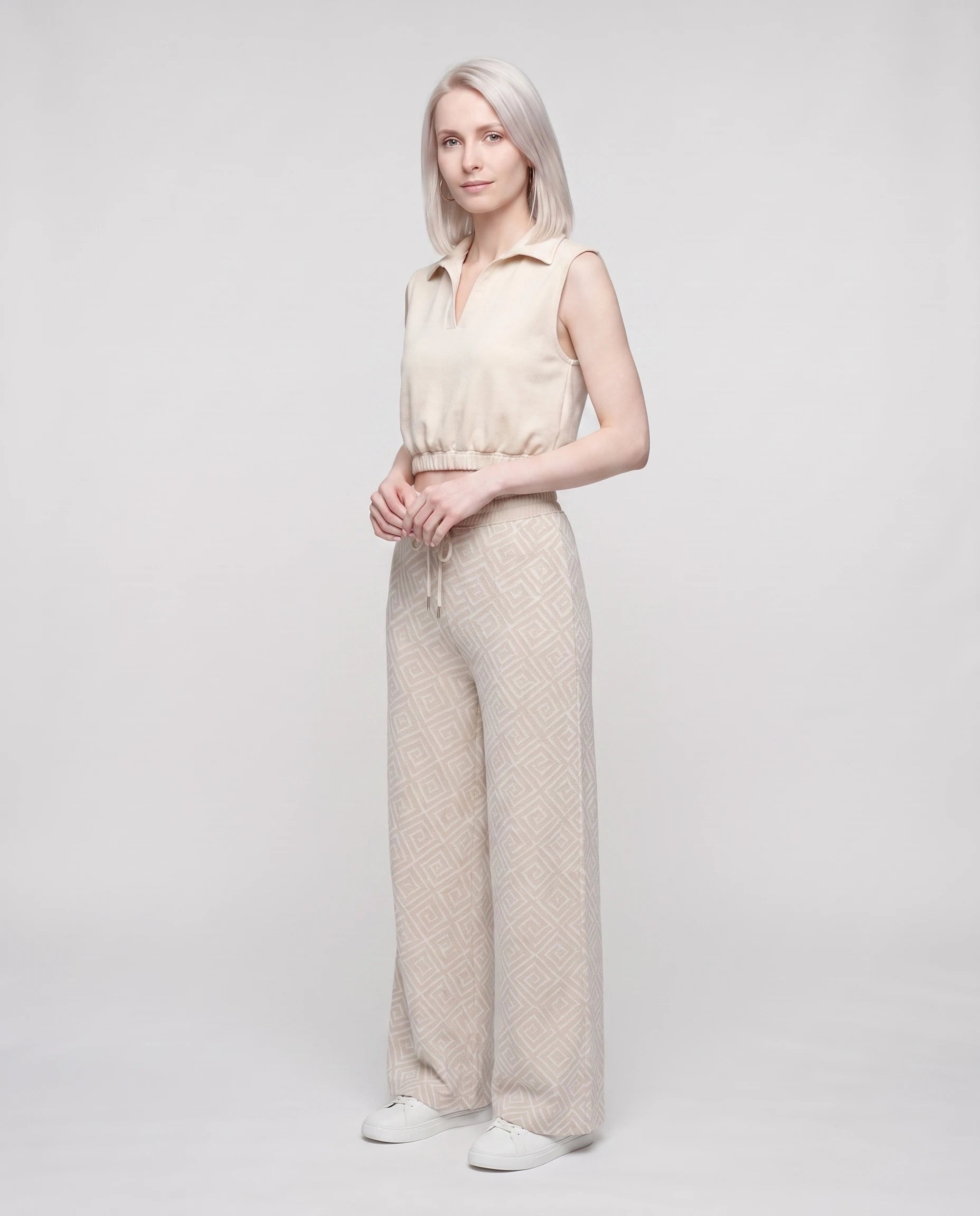 Ensemble top col polo sans manches et pantalon large Gersende — Écru — vue studio pose