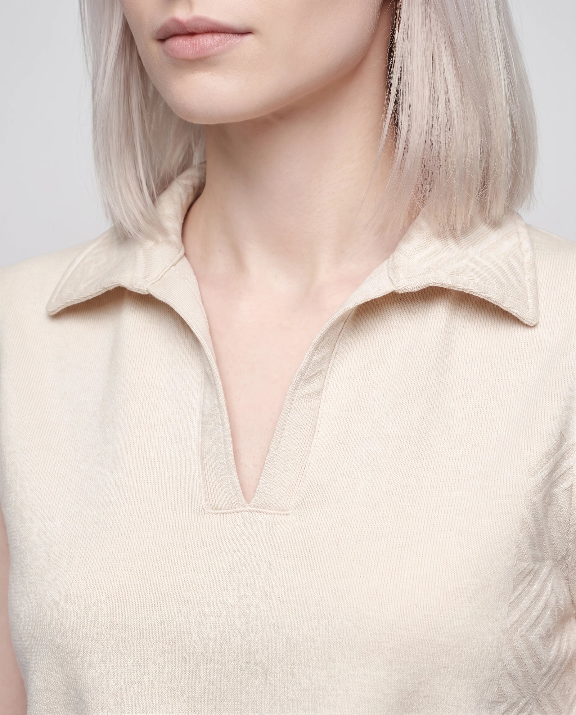 Ensemble top col polo sans manches et pantalon large Gersende — Écru — détail col polo et maille texturée