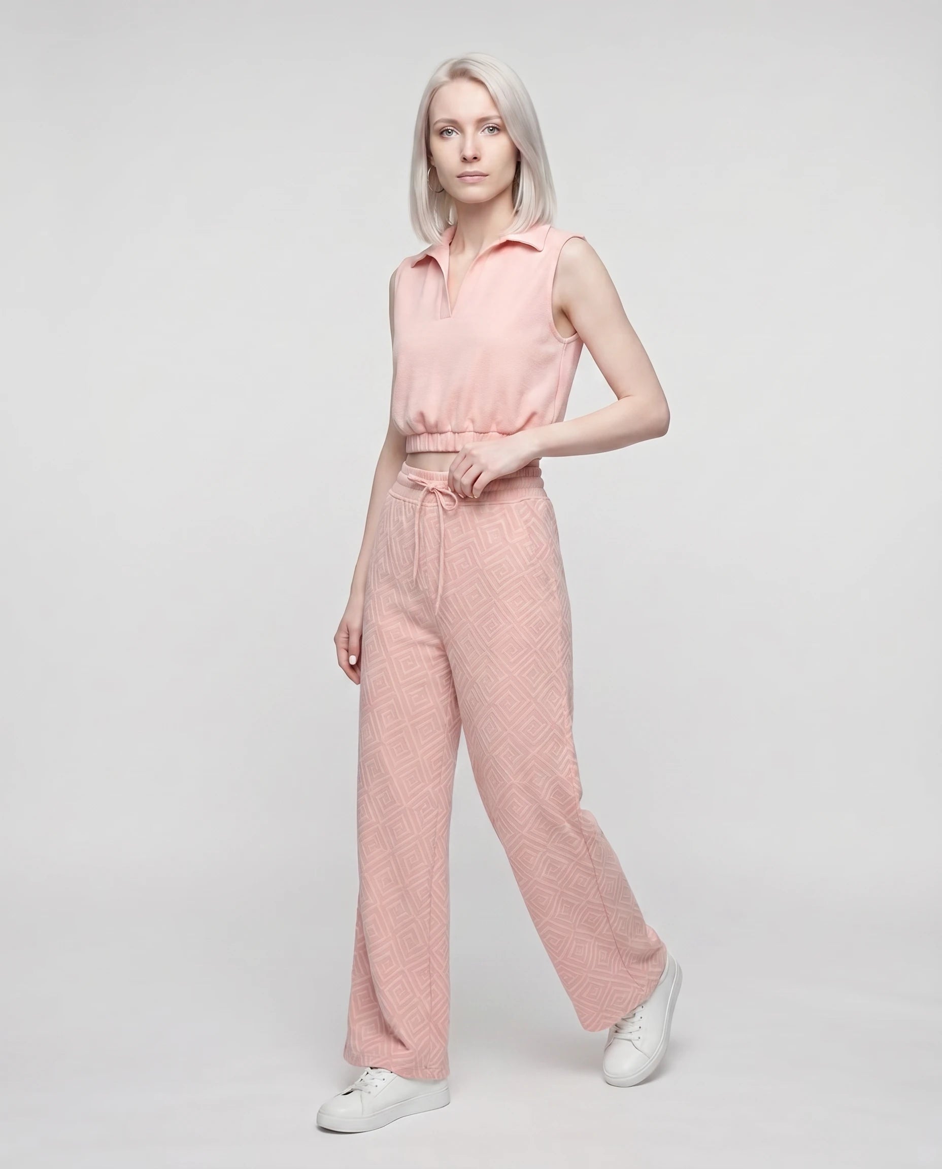 Ensemble top col polo sans manches et pantalon large Gersende — Rose Poudré — vue studio pose