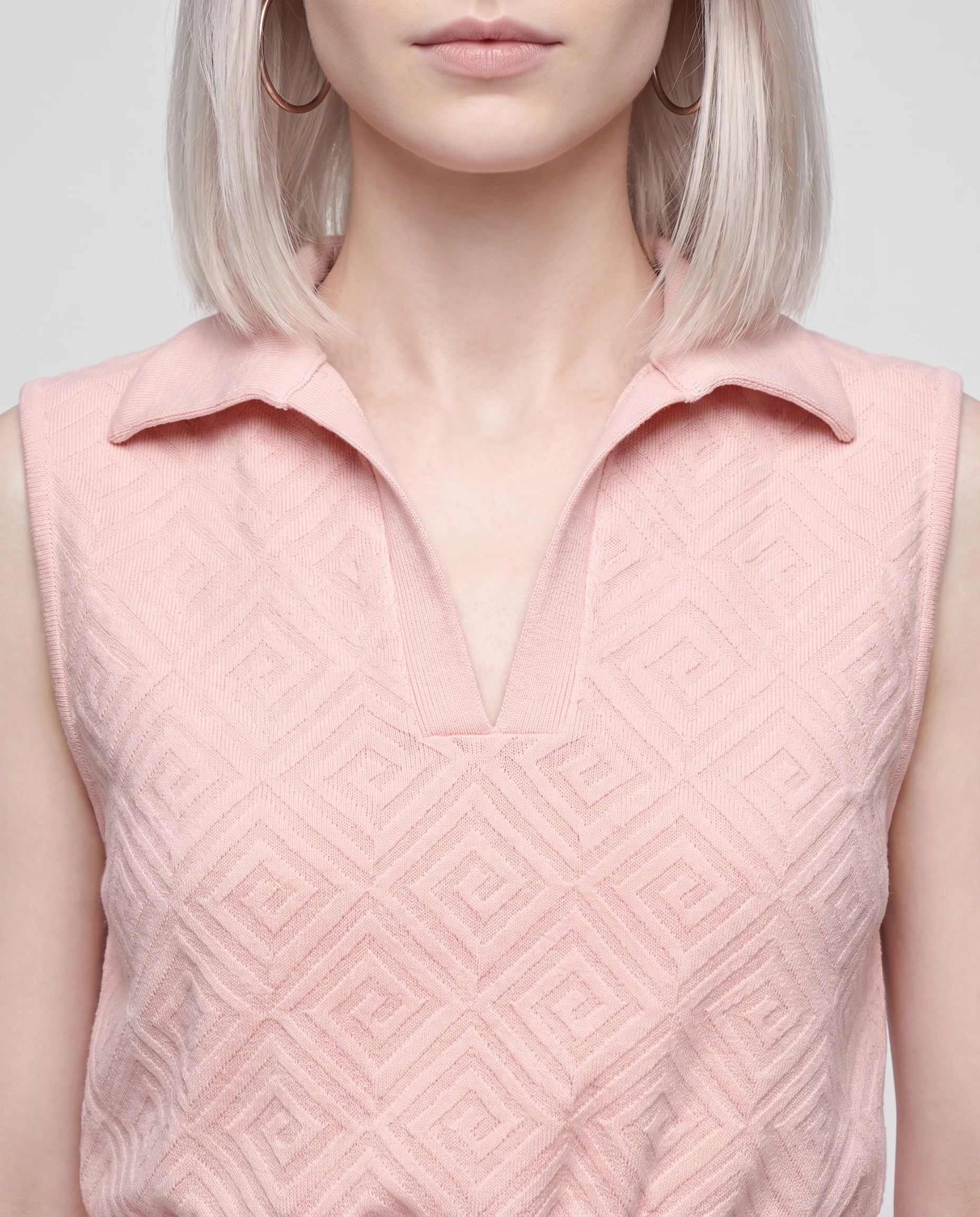 Ensemble top col polo sans manches et pantalon large Gersende — Rose Poudré — détail col polo et maille texturée