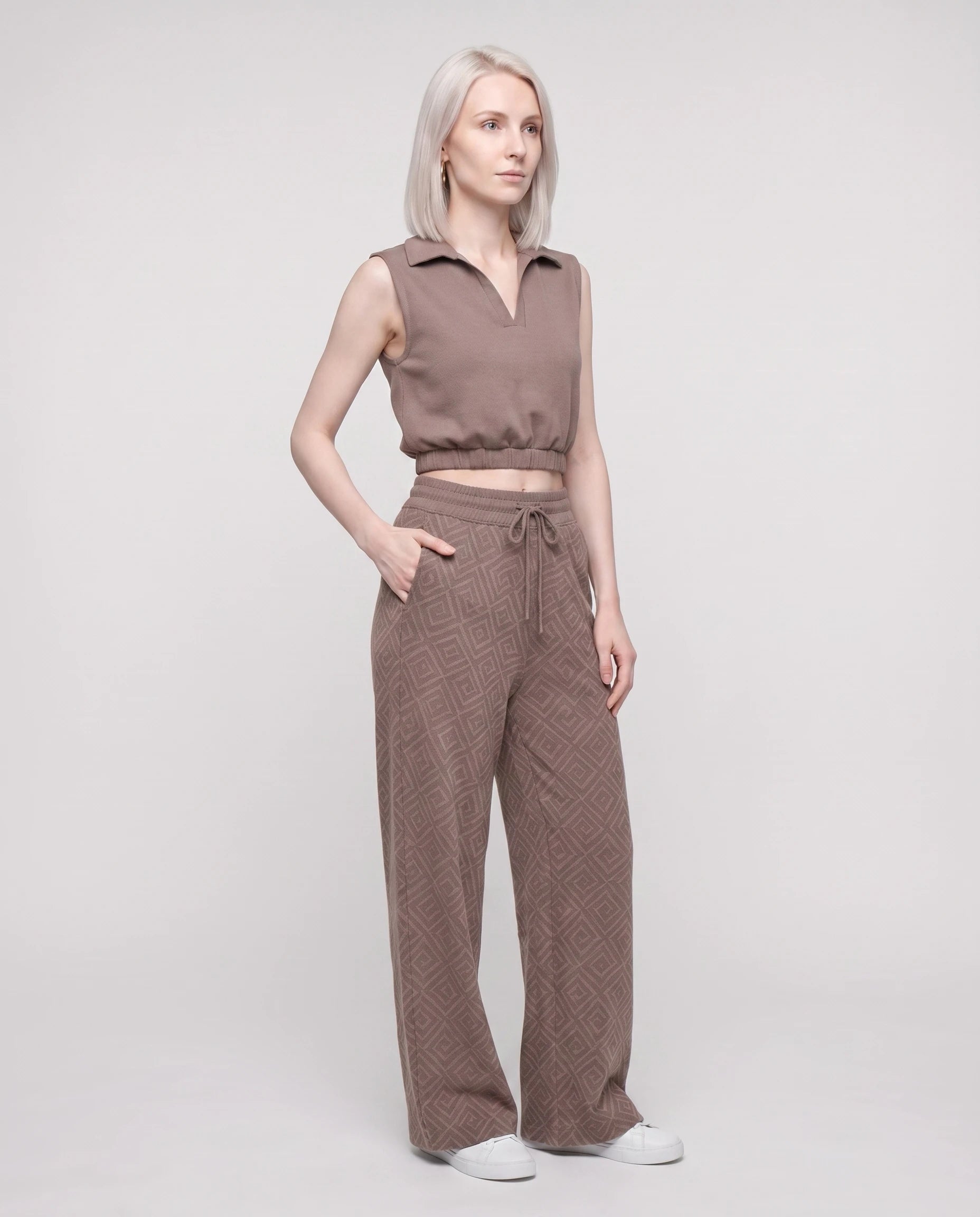 Ensemble top col polo sans manches et pantalon large Gersende — Taupe — vue studio pose