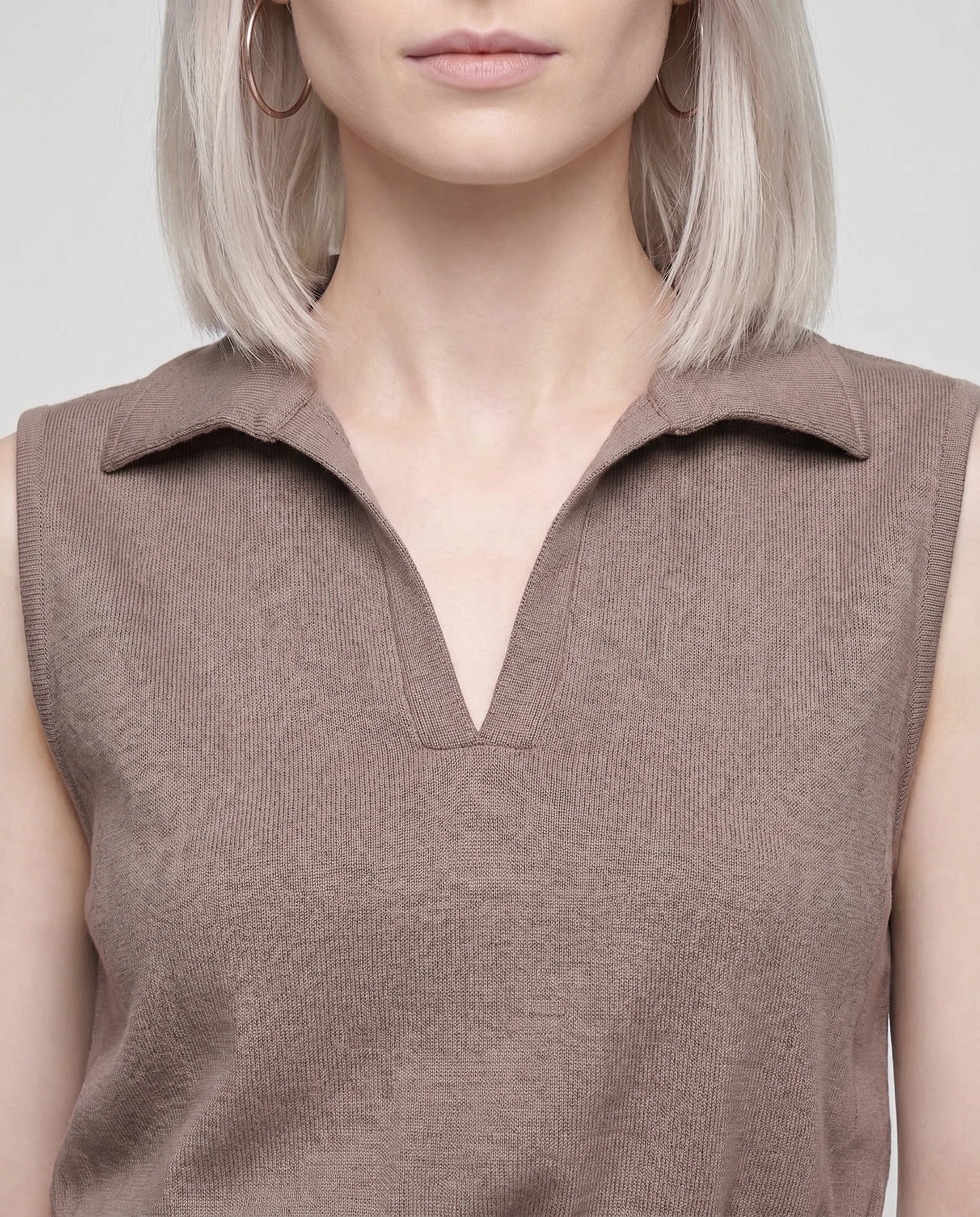 Ensemble top col polo sans manches et pantalon large Gersende — Taupe — détail col polo et maille texturée