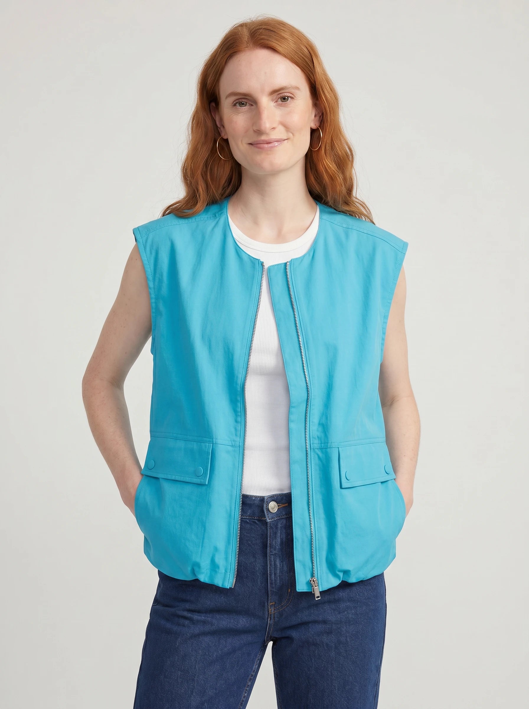 Gilet cargo zippé bleu turquoise Donatienne, plan rapproché en studio