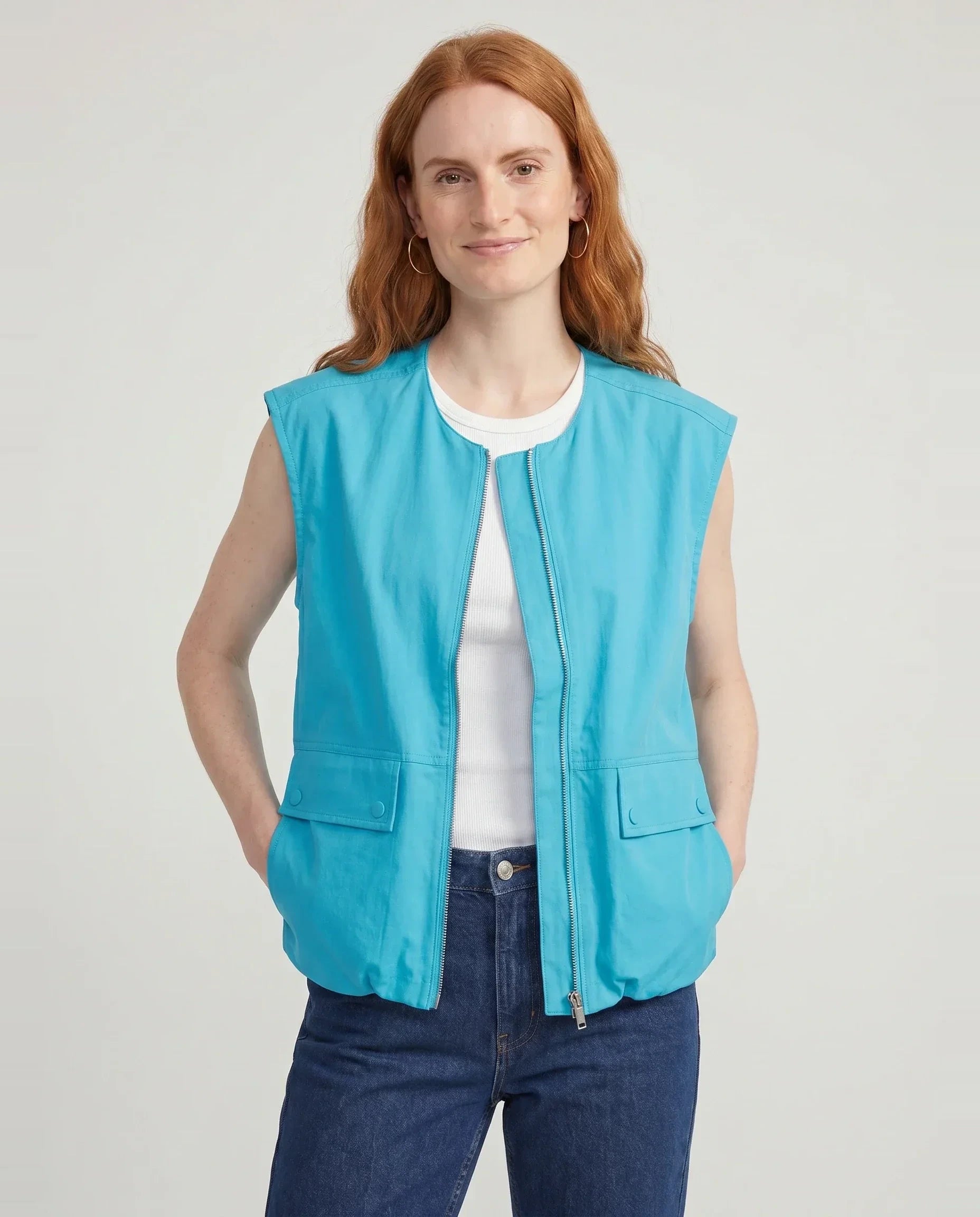 Gilet cargo zippé bleu turquoise Donatienne, plan rapproché en studio